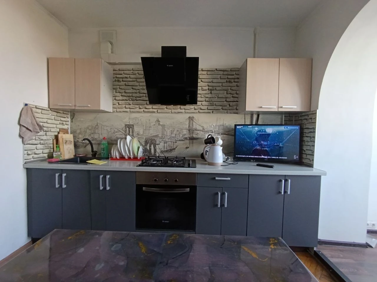 Сдаётся трёхкомнатная квартира в центре донецка, ворошиловский район, площадь ленина. квартира располагается на 2-м этаже. имеет отличное расположение: в пешей доступности банки, магазины, супермаркеты, парки, рестораны, кофейни, транспортные остановки и многое другое! из-за срочной сдачи стоимость всего 26000/месяц + коммунальные, залог обсуждается. вода идёт по графику. тел. +79495064448 (сергей) - фотография - 6