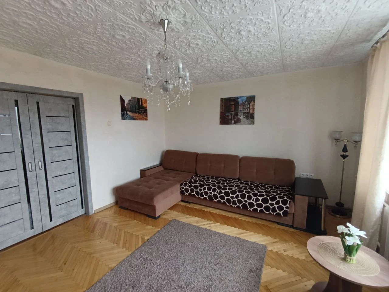 Сдаётся трёхкомнатная квартира в центре донецка, ворошиловский район, площадь ленина. квартира располагается на 2-м этаже. имеет отличное расположение: в пешей доступности банки, магазины, супермаркеты, парки, рестораны, кофейни, транспортные остановки и многое другое! из-за срочной сдачи стоимость всего 26000/месяц + коммунальные, залог обсуждается. вода идёт по графику. тел. +79495064448 (сергей) - фотография - 2