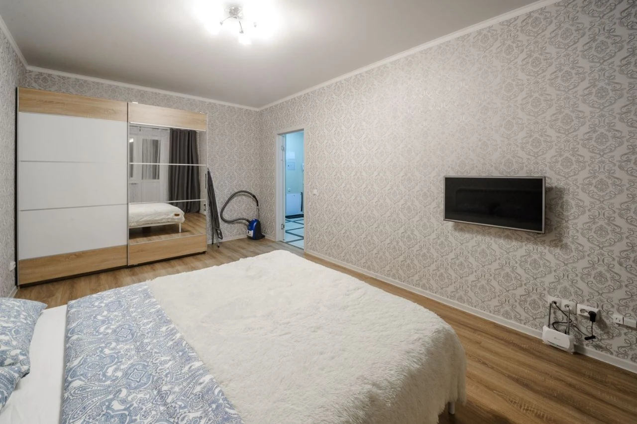 Сдаётся однокомнатная квартира в ворошиловском районе донецка, крытый рынок (2-й этаж). в пешей доступности автостанция, продуктовые магазины/супермаркеты, рынок, банки, кафе и кофейни, магазины бытовой техники и хозяйственных товаров. сама квартира полностью оборудована мебелью и техникой, выполнен мелкий бытовой ремонт перед сдачей, проведен клининг. в квартире отличная шумоизоляция, поэтому не стоит беспокоиться, что вам будет кто-то мешать. стоимость 22000 в месяц + коммунальные. залог обсуждается. телефон +79494460864 (сергей) - фотография - 6