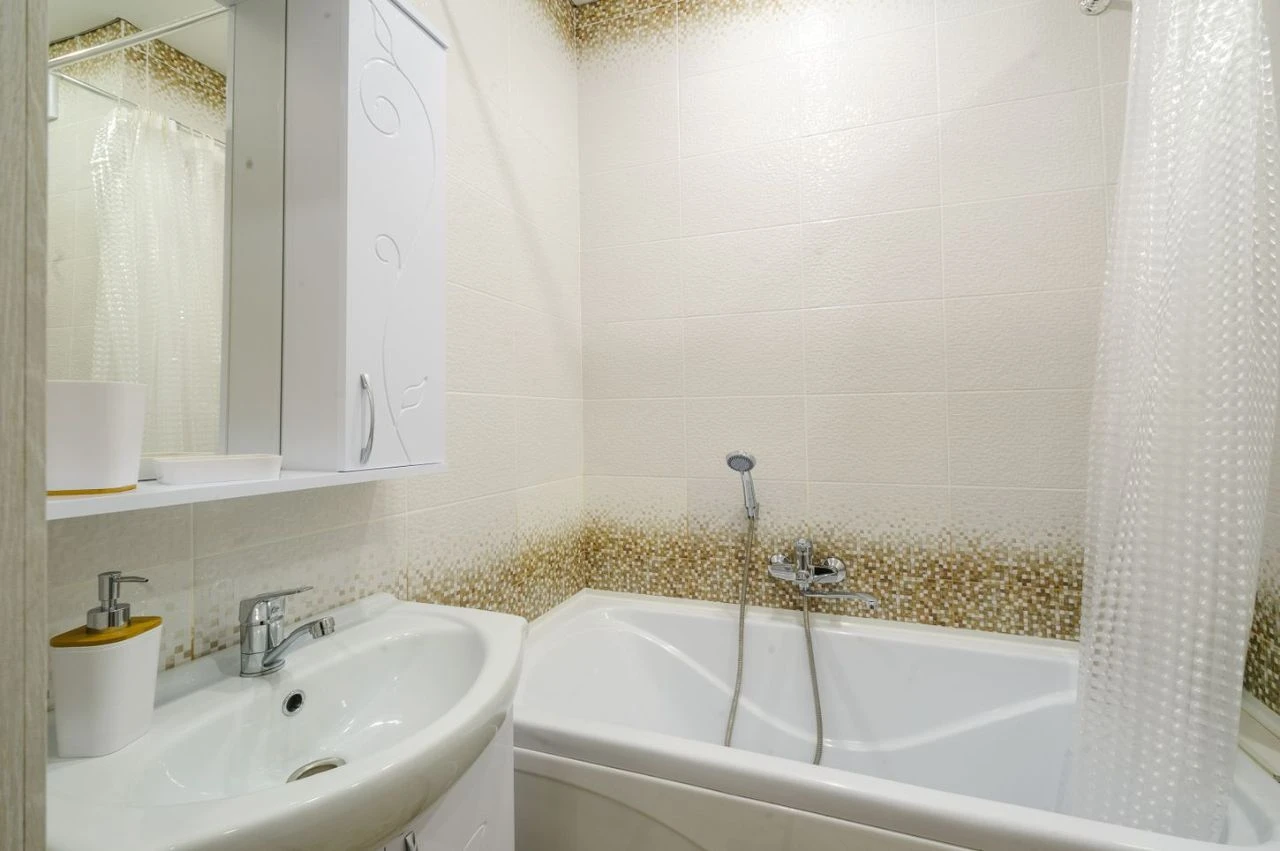 Сдаётся однокомнатная квартира в ворошиловском районе донецка, крытый рынок (2-й этаж). в пешей доступности автостанция, продуктовые магазины/супермаркеты, рынок, банки, кафе и кофейни, магазины бытовой техники и хозяйственных товаров. сама квартира полностью оборудована мебелью и техникой, выполнен мелкий бытовой ремонт перед сдачей, проведен клининг. в квартире отличная шумоизоляция, поэтому не стоит беспокоиться, что вам будет кто-то мешать. стоимость 22000 в месяц + коммунальные. залог обсуждается. телефон +79494460864 (сергей) - фотография - 7