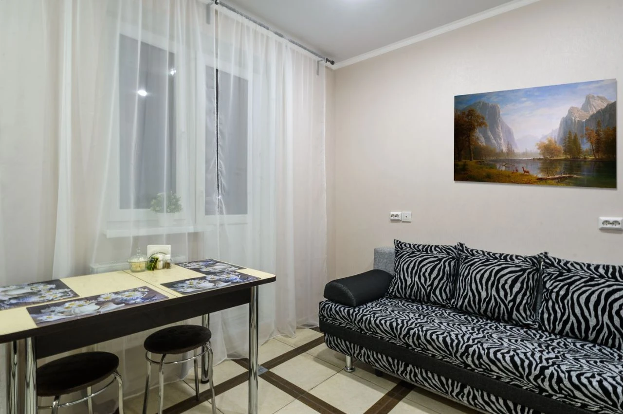 Сдаётся однокомнатная квартира в ворошиловском районе донецка, крытый рынок (2-й этаж). в пешей доступности автостанция, продуктовые магазины/супермаркеты, рынок, банки, кафе и кофейни, магазины бытовой техники и хозяйственных товаров. сама квартира полностью оборудована мебелью и техникой, выполнен мелкий бытовой ремонт перед сдачей, проведен клининг. в квартире отличная шумоизоляция, поэтому не стоит беспокоиться, что вам будет кто-то мешать. стоимость 22000 в месяц + коммунальные. залог обсуждается. телефон +79494460864 (сергей) - фотография - 3