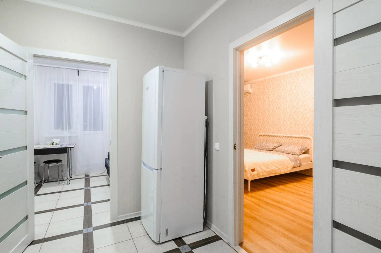 Сдаётся однокомнатная квартира в ворошиловском районе донецка, крытый рынок (2-й этаж). в пешей доступности автостанция, продуктовые магазины/супермаркеты, рынок, банки, кафе и кофейни, магазины бытовой техники и хозяйственных товаров. сама квартира полностью оборудована мебелью и техникой, выполнен мелкий бытовой ремонт перед сдачей, проведен клининг. в квартире отличная шумоизоляция, поэтому не стоит беспокоиться, что вам будет кто-то мешать. стоимость 22000 в месяц + коммунальные. залог обсуждается. телефон +79494460864 (сергей) - фотография - 2