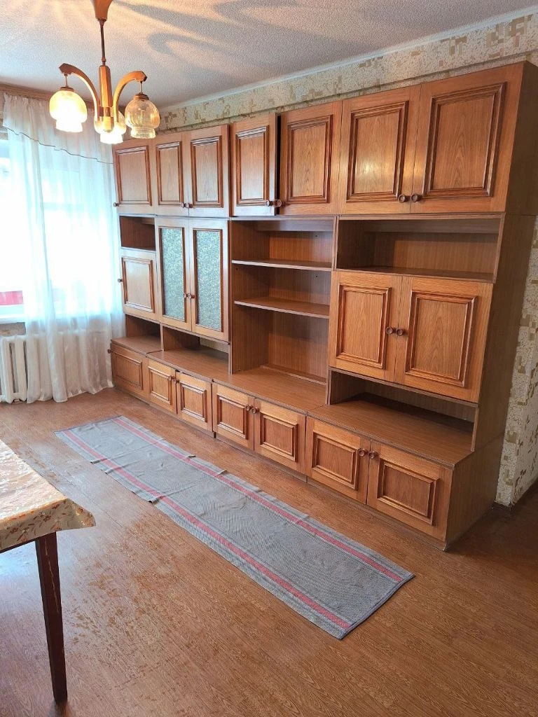 Продаю свою квартиру на петровке! не агенство!!! центр (круг) 3-х комнатная квартира в хорошем состоянии. отопление централизованное, газовая колонка, в квартире 3 счетчика свет, вода и газ. 4-4-эх этажки, угловая, но не сырая. это видно по обоям, что ремонт не свежий, видно, что не течет. плюс в этой квартире в количестве кладовок. в коридоре хорошая кладовка, над кухней, на балконе. и была еще одна, но ее применили для холодильника. очень удачно стоит и не выпирает. окна старые, поменяны трубы. рядом есть все. и магазины, и школы, и рынок в 5 минут. ухоженный и уютный двор. общая 47,1м, зал - 15,4м. 1-ая комната 6,2, 2-ая комната- 8,8м, кухня 6,3м, коридор- 5,5м. частично требует ремонт. торг уместен. - фотография - 3