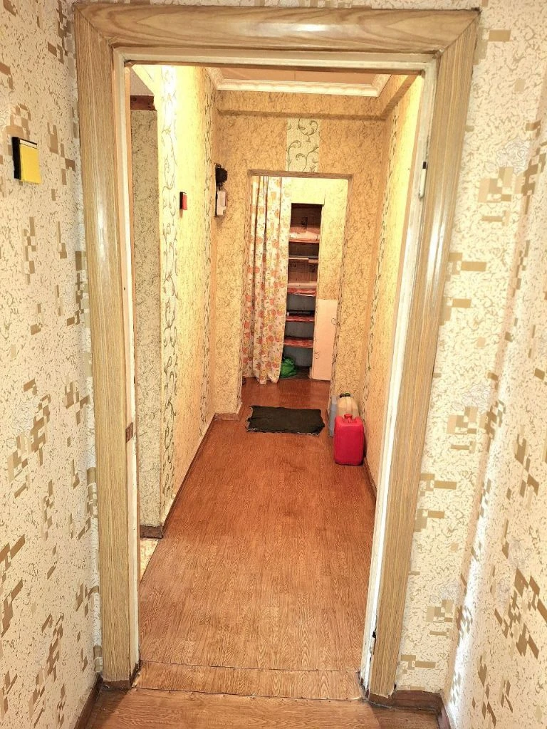 Продаю свою квартиру на петровке! не агенство!!! центр (круг) 3-х комнатная квартира в хорошем состоянии. отопление централизованное, газовая колонка, в квартире 3 счетчика свет, вода и газ. 4-4-эх этажки, угловая, но не сырая. это видно по обоям, что ремонт не свежий, видно, что не течет. плюс в этой квартире в количестве кладовок. в коридоре хорошая кладовка, над кухней, на балконе. и была еще одна, но ее применили для холодильника. очень удачно стоит и не выпирает. окна старые, поменяны трубы. рядом есть все. и магазины, и школы, и рынок в 5 минут. ухоженный и уютный двор. общая 47,1м, зал - 15,4м. 1-ая комната 6,2, 2-ая комната- 8,8м, кухня 6,3м, коридор- 5,5м. частично требует ремонт. торг уместен. - фотография - 8