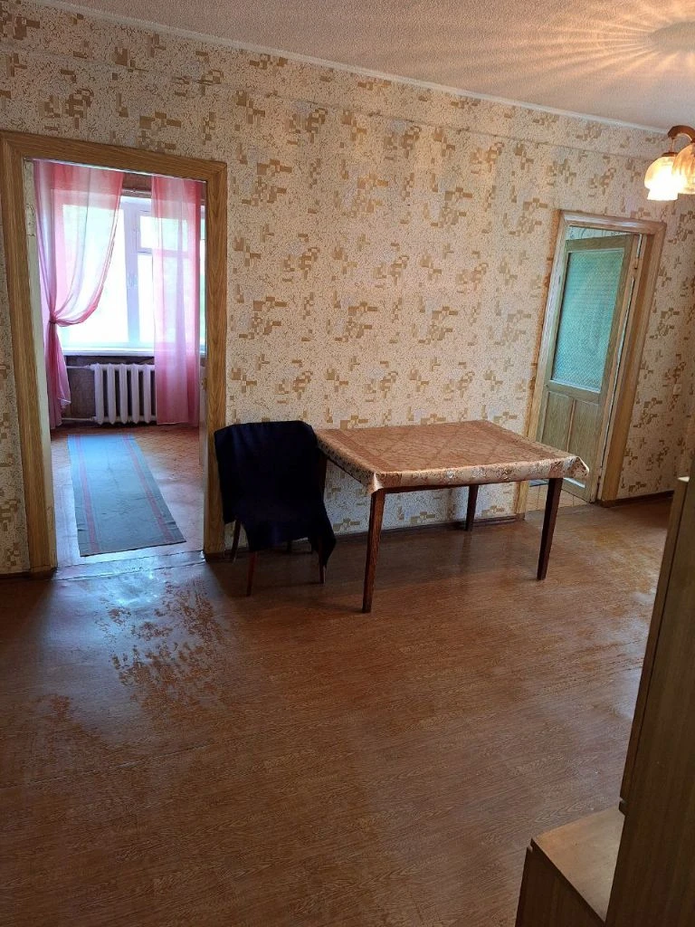 Продаю свою квартиру на петровке! не агенство!!! центр (круг) 3-х комнатная квартира в хорошем состоянии. отопление централизованное, газовая колонка, в квартире 3 счетчика свет, вода и газ. 4-4-эх этажки, угловая, но не сырая. это видно по обоям, что ремонт не свежий, видно, что не течет. плюс в этой квартире в количестве кладовок. в коридоре хорошая кладовка, над кухней, на балконе. и была еще одна, но ее применили для холодильника. очень удачно стоит и не выпирает. окна старые, поменяны трубы. рядом есть все. и магазины, и школы, и рынок в 5 минут. ухоженный и уютный двор. общая 47,1м, зал - 15,4м. 1-ая комната 6,2, 2-ая комната- 8,8м, кухня 6,3м, коридор- 5,5м. частично требует ремонт. торг уместен. - фотография - 2