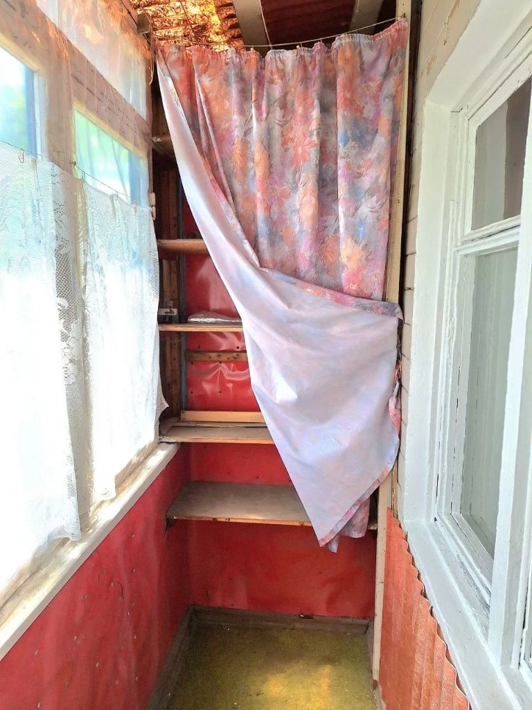 Продаю свою квартиру на петровке! не агенство!!! центр (круг) 3-х комнатная квартира в хорошем состоянии. отопление централизованное, газовая колонка, в квартире 3 счетчика свет, вода и газ. 4-4-эх этажки, угловая, но не сырая. это видно по обоям, что ремонт не свежий, видно, что не течет. плюс в этой квартире в количестве кладовок. в коридоре хорошая кладовка, над кухней, на балконе. и была еще одна, но ее применили для холодильника. очень удачно стоит и не выпирает. окна старые, поменяны трубы. рядом есть все. и магазины, и школы, и рынок в 5 минут. ухоженный и уютный двор. общая 47,1м, зал - 15,4м. 1-ая комната 6,2, 2-ая комната- 8,8м, кухня 6,3м, коридор- 5,5м. частично требует ремонт. торг уместен. - фотография - 4