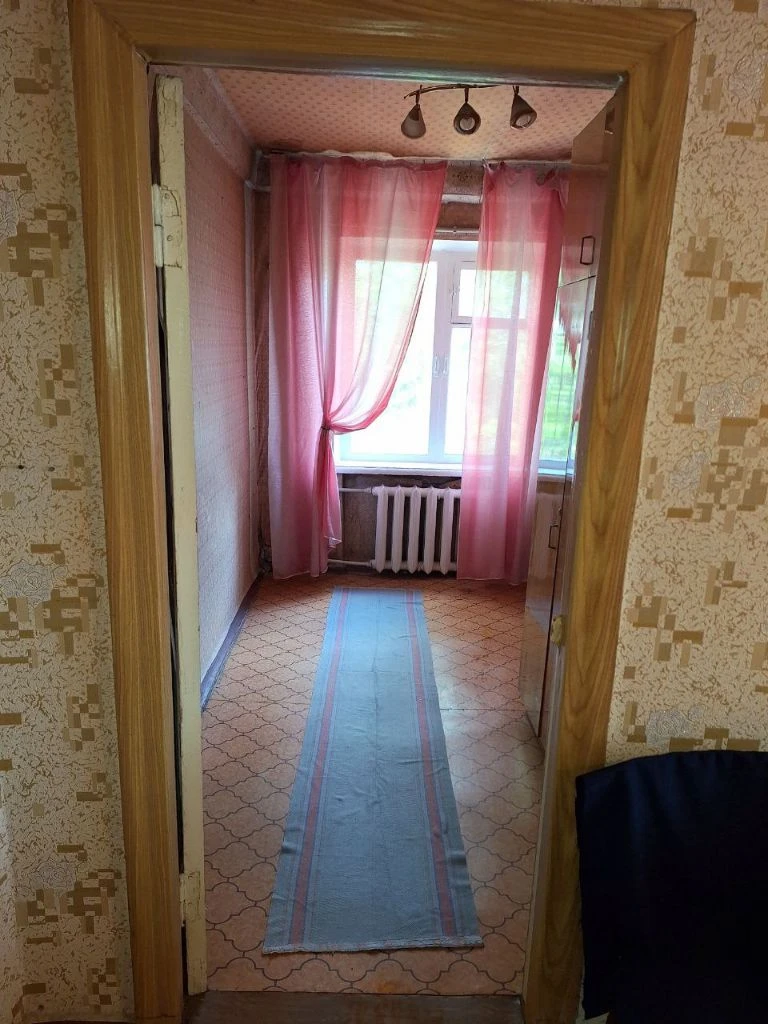 Продаю свою квартиру на петровке! не агенство!!! центр (круг) 3-х комнатная квартира в хорошем состоянии. отопление централизованное, газовая колонка, в квартире 3 счетчика свет, вода и газ. 4-4-эх этажки, угловая, но не сырая. это видно по обоям, что ремонт не свежий, видно, что не течет. плюс в этой квартире в количестве кладовок. в коридоре хорошая кладовка, над кухней, на балконе. и была еще одна, но ее применили для холодильника. очень удачно стоит и не выпирает. окна старые, поменяны трубы. рядом есть все. и магазины, и школы, и рынок в 5 минут. ухоженный и уютный двор. общая 47,1м, зал - 15,4м. 1-ая комната 6,2, 2-ая комната- 8,8м, кухня 6,3м, коридор- 5,5м. частично требует ремонт. торг уместен. - фотография - 5