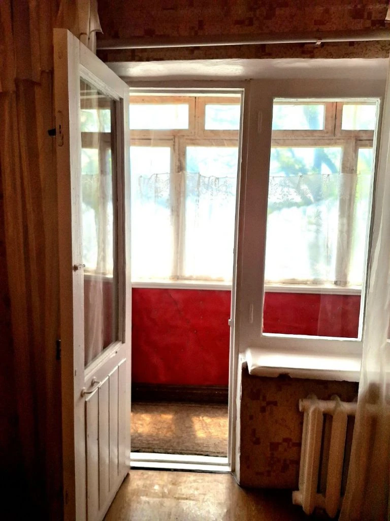 Продаю свою квартиру на петровке! не агенство!!! центр (круг) 3-х комнатная квартира в хорошем состоянии. отопление централизованное, газовая колонка, в квартире 3 счетчика свет, вода и газ. 4-4-эх этажки, угловая, но не сырая. это видно по обоям, что ремонт не свежий, видно, что не течет. плюс в этой квартире в количестве кладовок. в коридоре хорошая кладовка, над кухней, на балконе. и была еще одна, но ее применили для холодильника. очень удачно стоит и не выпирает. окна старые, поменяны трубы. рядом есть все. и магазины, и школы, и рынок в 5 минут. ухоженный и уютный двор. общая 47,1м, зал - 15,4м. 1-ая комната 6,2, 2-ая комната- 8,8м, кухня 6,3м, коридор- 5,5м. частично требует ремонт. торг уместен. - фотография - 6