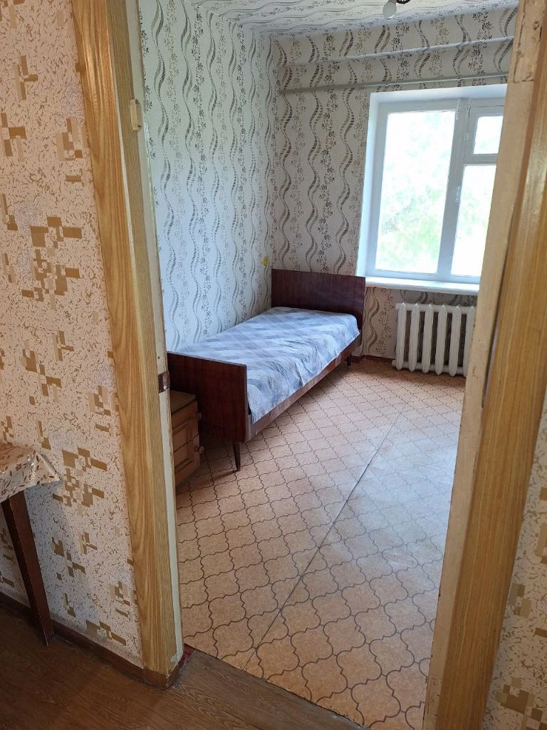 Продаю свою квартиру на петровке! не агенство!!! центр (круг) 3-х комнатная квартира в хорошем состоянии. отопление централизованное, газовая колонка, в квартире 3 счетчика свет, вода и газ. 4-4-эх этажки, угловая, но не сырая. это видно по обоям, что ремонт не свежий, видно, что не течет. плюс в этой квартире в количестве кладовок. в коридоре хорошая кладовка, над кухней, на балконе. и была еще одна, но ее применили для холодильника. очень удачно стоит и не выпирает. окна старые, поменяны трубы. рядом есть все. и магазины, и школы, и рынок в 5 минут. ухоженный и уютный двор. общая 47,1м, зал - 15,4м. 1-ая комната 6,2, 2-ая комната- 8,8м, кухня 6,3м, коридор- 5,5м. частично требует ремонт. торг уместен. - фотография - 9