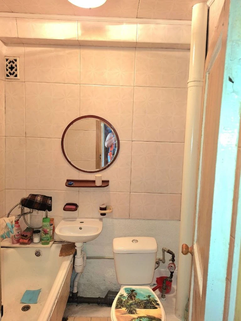 Продаю свою квартиру на петровке! не агенство!!! центр (круг) 3-х комнатная квартира в хорошем состоянии. отопление централизованное, газовая колонка, в квартире 3 счетчика свет, вода и газ. 4-4-эх этажки, угловая, но не сырая. это видно по обоям, что ремонт не свежий, видно, что не течет. плюс в этой квартире в количестве кладовок. в коридоре хорошая кладовка, над кухней, на балконе. и была еще одна, но ее применили для холодильника. очень удачно стоит и не выпирает. окна старые, поменяны трубы. рядом есть все. и магазины, и школы, и рынок в 5 минут. ухоженный и уютный двор. общая 47,1м, зал - 15,4м. 1-ая комната 6,2, 2-ая комната- 8,8м, кухня 6,3м, коридор- 5,5м. частично требует ремонт. торг уместен. - фотография - 7