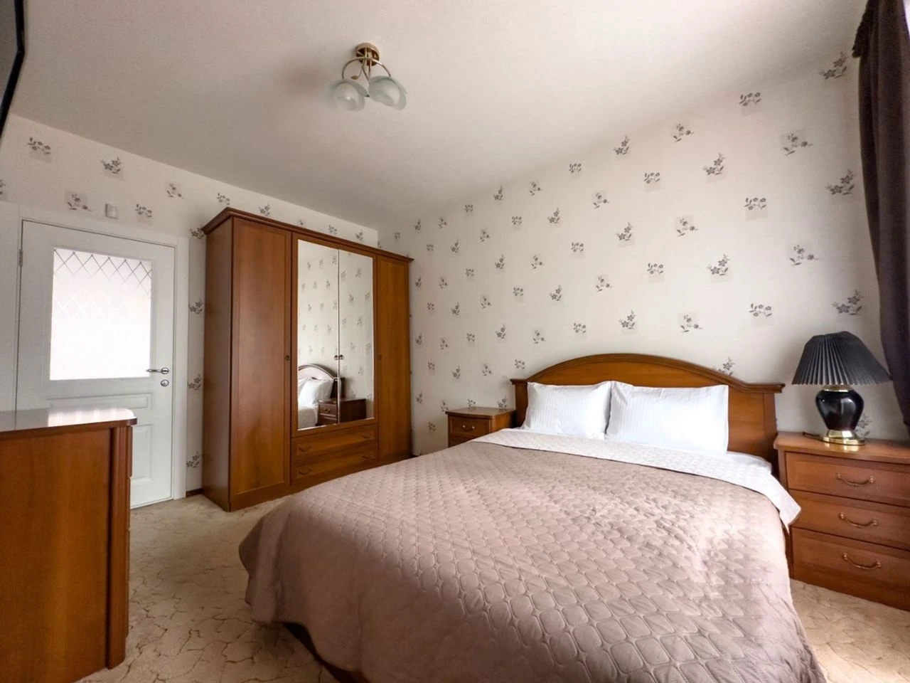 Сдам двухкомнатную квартиру в ворошиловском районе донецка, ориентир крытый рынок. расположена на 3-м этаже. установлена накопительная система, что обеспечивает бесперебойную подачу воды. есть вся нужная мебель и техника, скоростной интернет, цифровое тв. в шаговой доступности ас крытый рынок, донмак, рынок, супермаркеты, магазины, банки и прочие важные объекты инфраструктуры. что касается соседей, это в основном тихие семейные люди, без громких домашних животных. стоимость в месяц 27000 + коммуналка + залог (15000) телефон +79495064448 (сергей) - фотография - 10