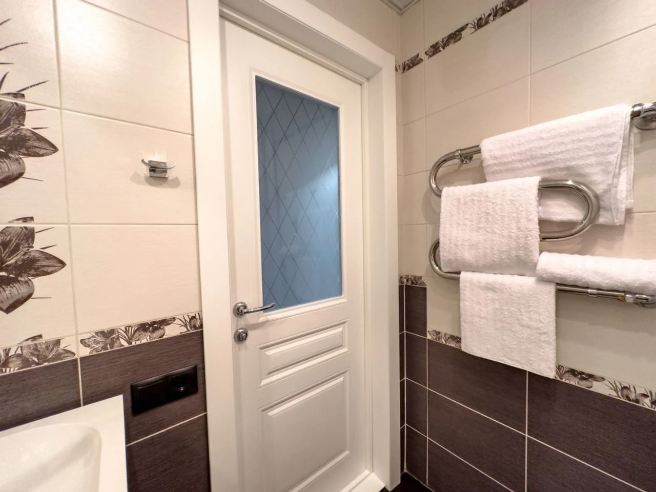 Сдам двухкомнатную квартиру в ворошиловском районе донецка, ориентир крытый рынок. расположена на 3-м этаже. установлена накопительная система, что обеспечивает бесперебойную подачу воды. есть вся нужная мебель и техника, скоростной интернет, цифровое тв. в шаговой доступности ас крытый рынок, донмак, рынок, супермаркеты, магазины, банки и прочие важные объекты инфраструктуры. что касается соседей, это в основном тихие семейные люди, без громких домашних животных. стоимость в месяц 27000 + коммуналка + залог (15000) телефон +79495064448 (сергей) - фотография - 7