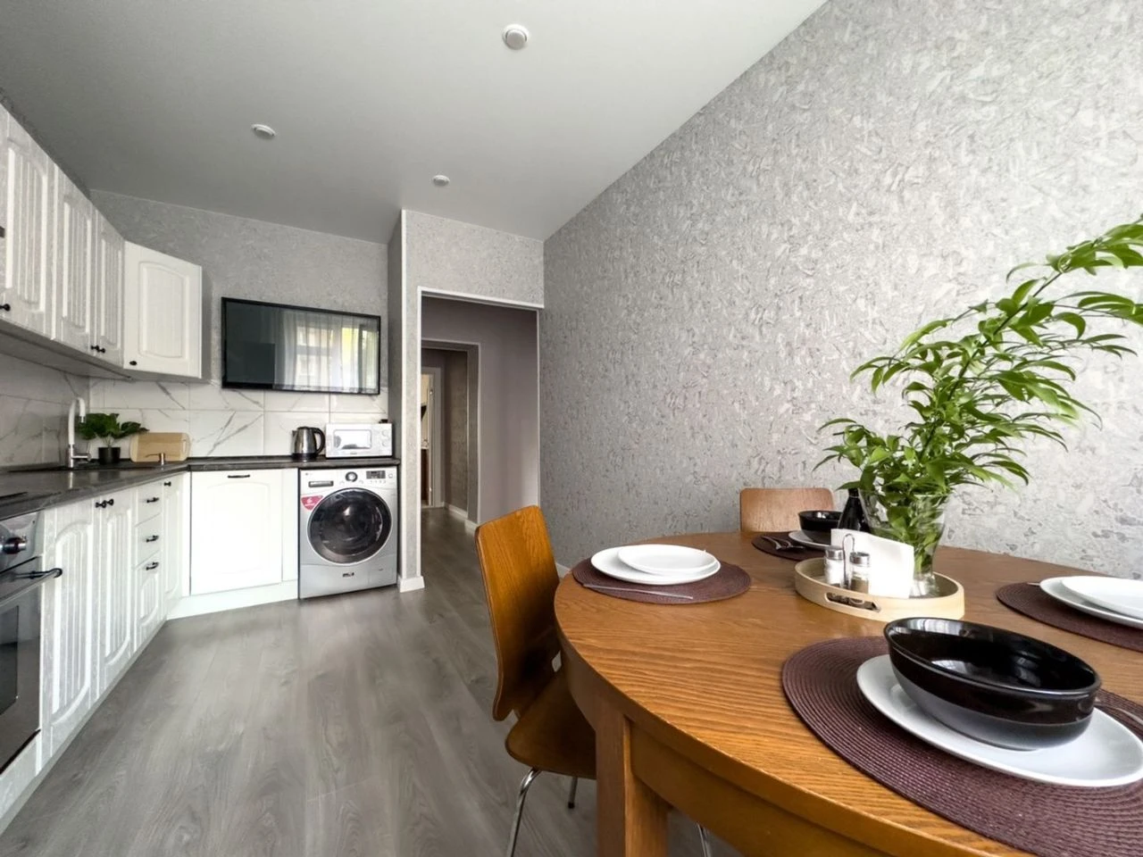 Сдам двухкомнатную квартиру в ворошиловском районе донецка, ориентир крытый рынок. расположена на 3-м этаже. установлена накопительная система, что обеспечивает бесперебойную подачу воды. есть вся нужная мебель и техника, скоростной интернет, цифровое тв. в шаговой доступности ас крытый рынок, донмак, рынок, супермаркеты, магазины, банки и прочие важные объекты инфраструктуры. что касается соседей, это в основном тихие семейные люди, без громких домашних животных. стоимость в месяц 27000 + коммуналка + залог (15000) телефон +79495064448 (сергей) - фотография - 9