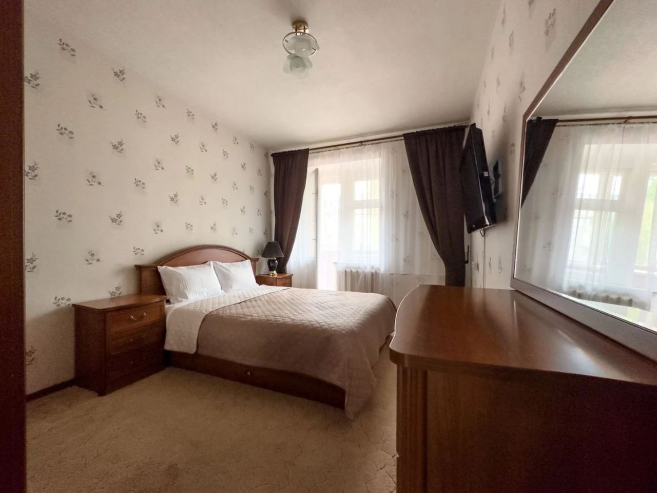 Сдам двухкомнатную квартиру в ворошиловском районе донецка, ориентир крытый рынок. расположена на 3-м этаже. установлена накопительная система, что обеспечивает бесперебойную подачу воды. есть вся нужная мебель и техника, скоростной интернет, цифровое тв. в шаговой доступности ас крытый рынок, донмак, рынок, супермаркеты, магазины, банки и прочие важные объекты инфраструктуры. что касается соседей, это в основном тихие семейные люди, без громких домашних животных. стоимость в месяц 27000 + коммуналка + залог (15000) телефон +79495064448 (сергей) - фотография - 4