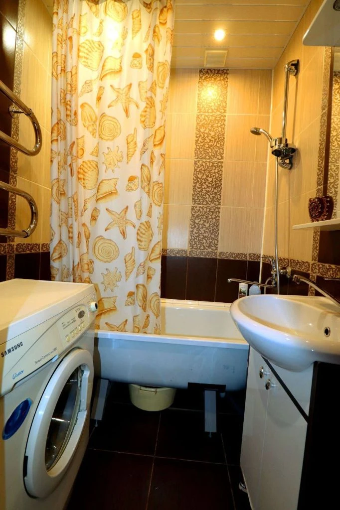 Сдаётся двухкомнатная квартира в пролетарском районе донецка, ул. раздольная (2-й этаж) площадь квартиры 57 м2, достаточно просторная для двухкомнатной, светлая и чистая. полностью обустроена мебелью и техникой. посмотреть можно с 15.00 до 21.00 в будни и с 07.00 до 21.00 в выходные. 30000/мес. + коммунальные. без залога. телефон для связи +79495064448 (сергей) - фотография - 3