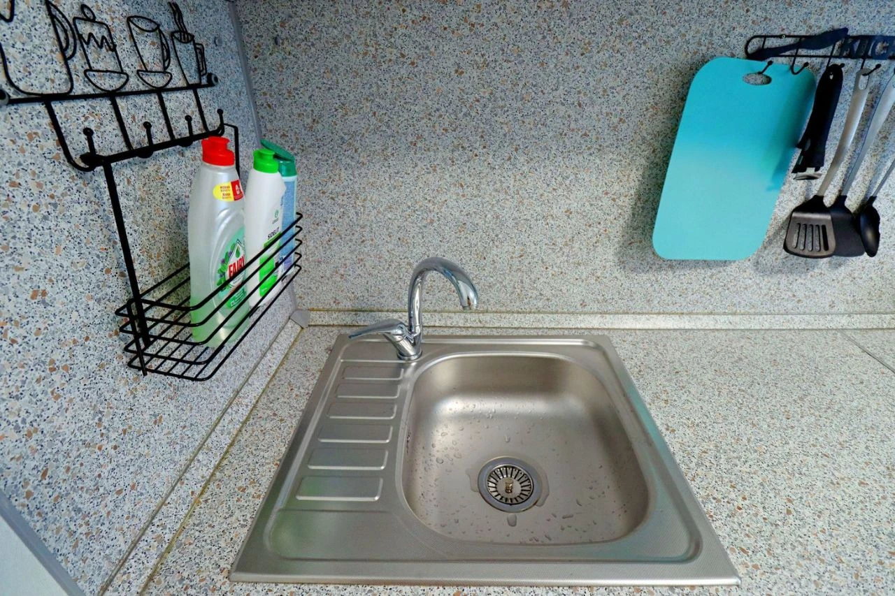 Сдаётся двухкомнатная квартира в пролетарском районе донецка, ул. раздольная (2-й этаж) площадь квартиры 57 м2, достаточно просторная для двухкомнатной, светлая и чистая. полностью обустроена мебелью и техникой. посмотреть можно с 15.00 до 21.00 в будни и с 07.00 до 21.00 в выходные. 30000/мес. + коммунальные. без залога. телефон для связи +79495064448 (сергей) - фотография - 2