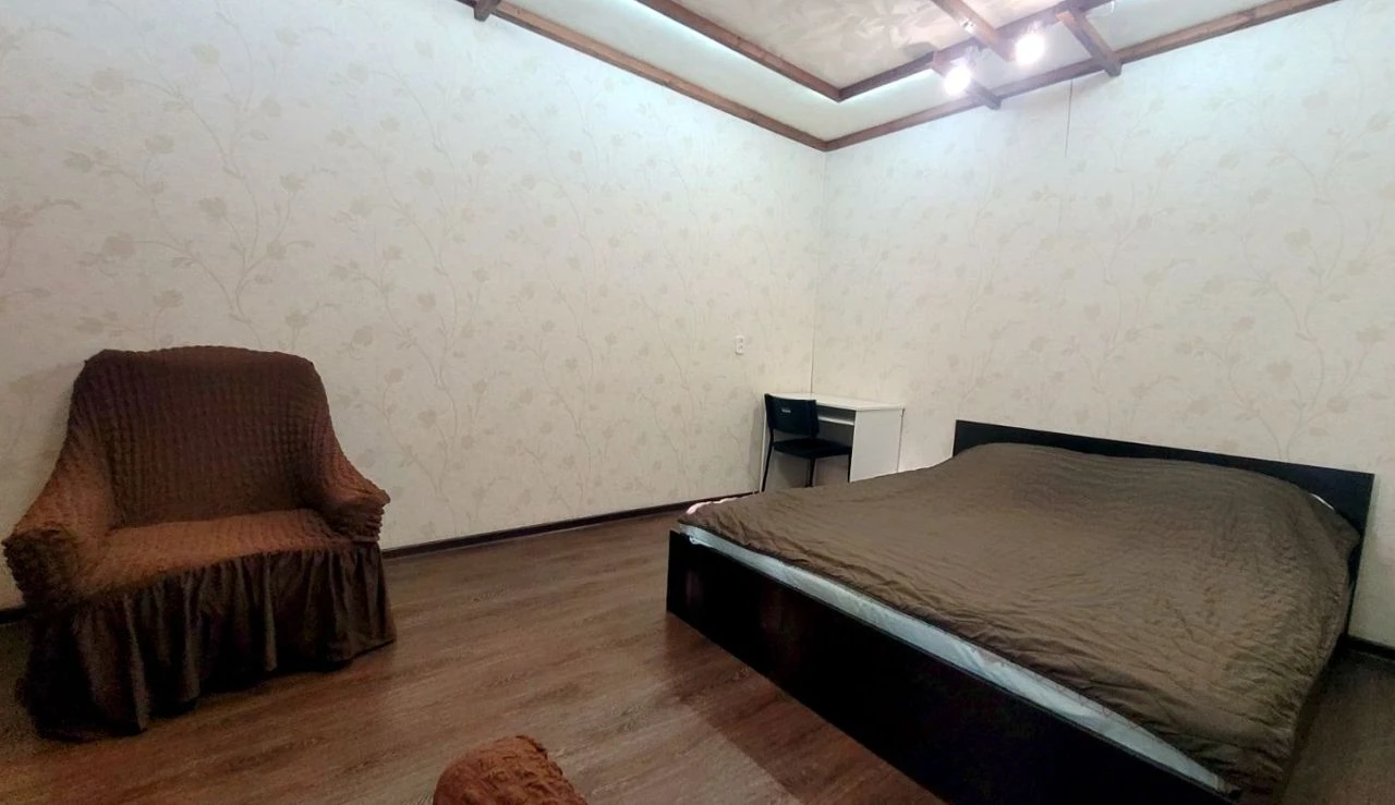 Сдаётся двухкомнатная квартира в пролетарском районе донецка, ул. раздольная (2-й этаж) площадь квартиры 57 м2, достаточно просторная для двухкомнатной, светлая и чистая. полностью обустроена мебелью и техникой. посмотреть можно с 15.00 до 21.00 в будни и с 07.00 до 21.00 в выходные. 30000/мес. + коммунальные. без залога. телефон для связи +79495064448 (сергей) - фотография - 9