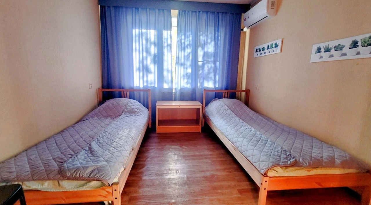 Сдаётся двухкомнатная квартира в пролетарском районе донецка, ул. раздольная (2-й этаж) площадь квартиры 57 м2, достаточно просторная для двухкомнатной, светлая и чистая. полностью обустроена мебелью и техникой. посмотреть можно с 15.00 до 21.00 в будни и с 07.00 до 21.00 в выходные. 30000/мес. + коммунальные. без залога. телефон для связи +79495064448 (сергей) - фотография - 7