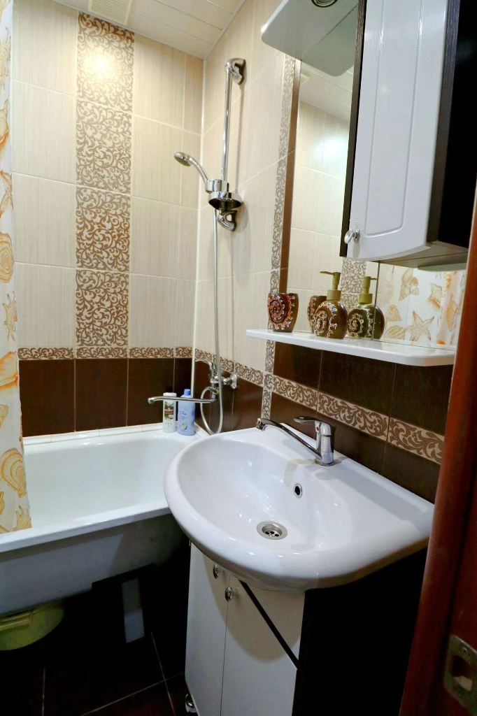 Сдаётся двухкомнатная квартира в пролетарском районе донецка, ул. раздольная (2-й этаж) площадь квартиры 57 м2, достаточно просторная для двухкомнатной, светлая и чистая. полностью обустроена мебелью и техникой. посмотреть можно с 15.00 до 21.00 в будни и с 07.00 до 21.00 в выходные. 30000/мес. + коммунальные. без залога. телефон для связи +79495064448 (сергей) - фотография - 4