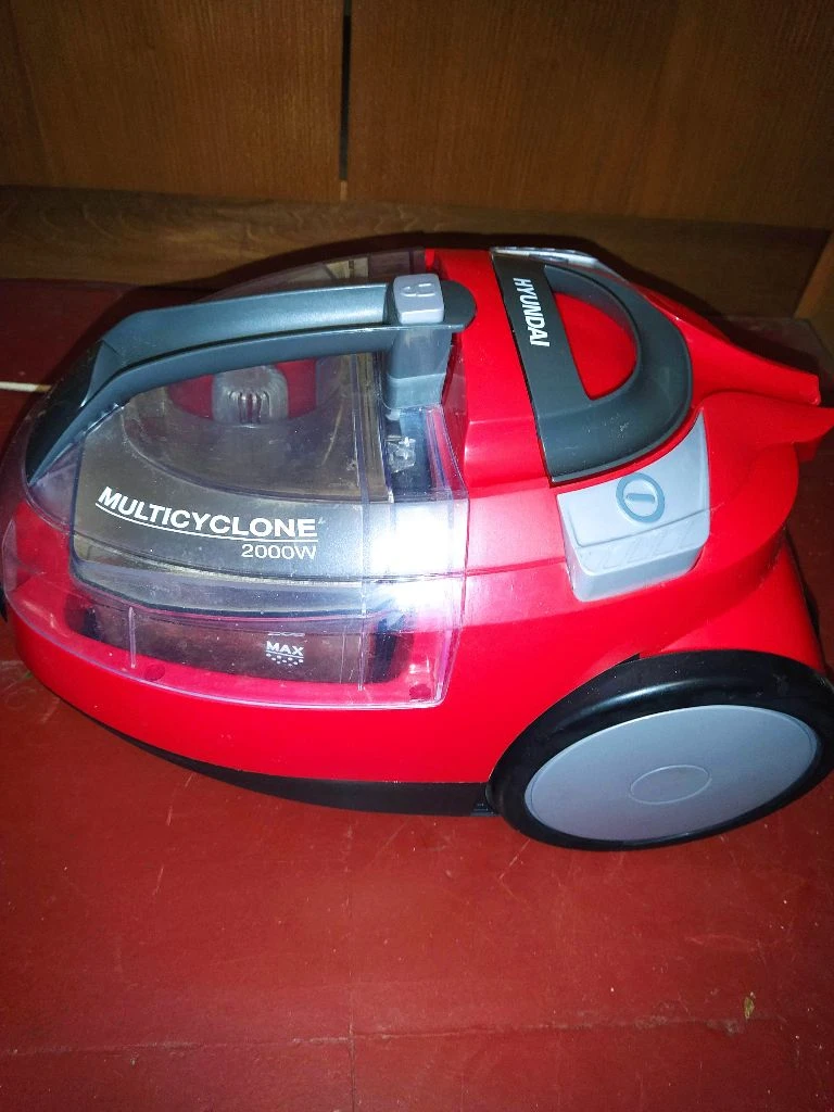 Пылесос hyundai hyv-c3075, 2000вт, добротный: состояние нового. пользовались всего несколько раз. в комплекте всё есть и даже коробка. тел: +7 949 502 84 95 цена: 2500 достоинства 1. качественно сделан. 2. мощность всасывания 380 вт. 3. пыль собирается в контейнер, нет дополнительных растрат на мешки. небольшой размер пылесоса. в комплект к пылесосу идут три насадки. универсальная для пола и для ковра, хорошо справляется с чисткой ковров в доме. шланг и провод длинные, перемещаться с пылесосом по квартире комфортно, колеса легко вращаются, заезжают на ковер без проблем. все характеристики смотрите на фото! - фотография - 1