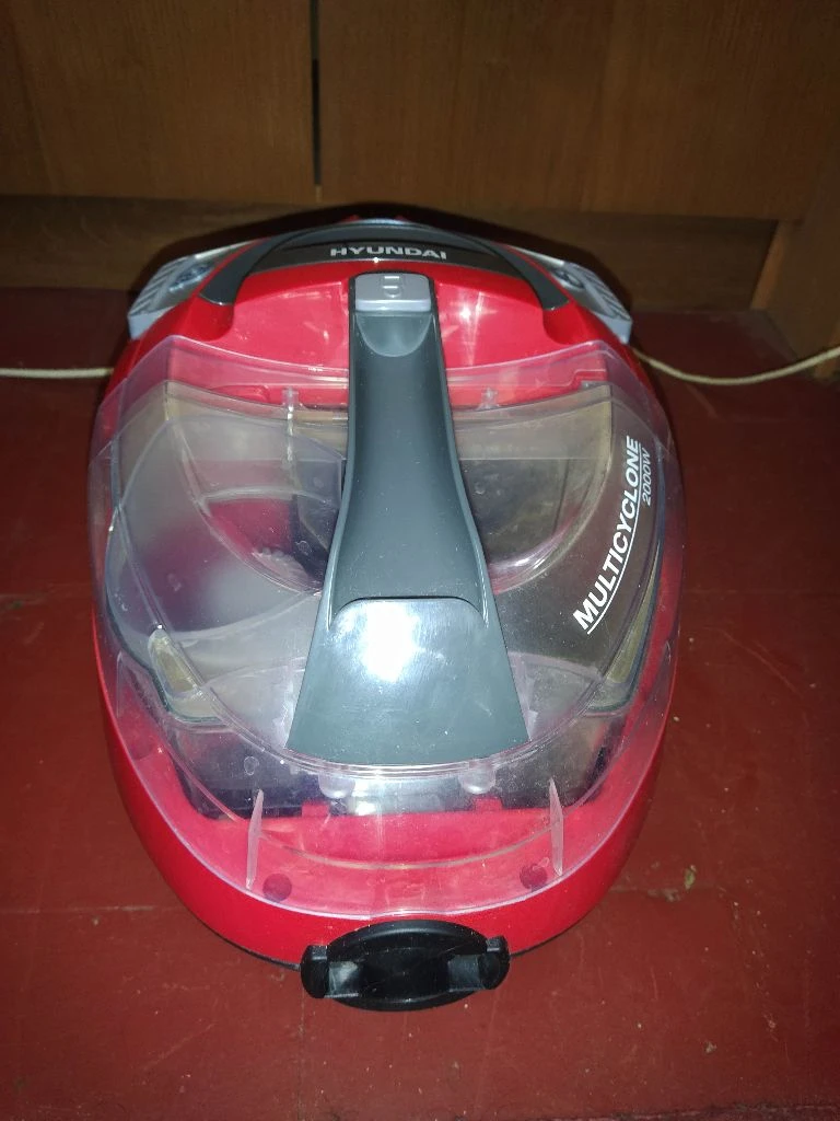 Пылесос hyundai hyv-c3075, 2000вт, добротный: состояние нового. пользовались всего несколько раз. в комплекте всё есть и даже коробка. тел: +7 949 502 84 95 цена: 2500 достоинства 1. качественно сделан. 2. мощность всасывания 380 вт. 3. пыль собирается в контейнер, нет дополнительных растрат на мешки. небольшой размер пылесоса. в комплект к пылесосу идут три насадки. универсальная для пола и для ковра, хорошо справляется с чисткой ковров в доме. шланг и провод длинные, перемещаться с пылесосом по квартире комфортно, колеса легко вращаются, заезжают на ковер без проблем. все характеристики смотрите на фото! - фотография - 2