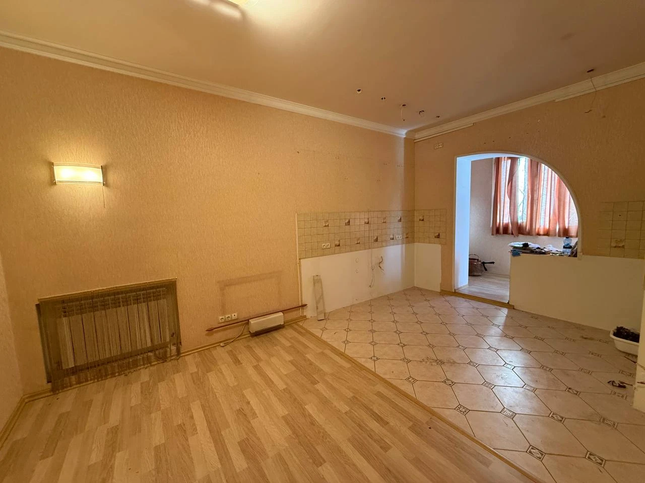 3к. квартира — ворошиловский район, б-р пушкина 9 общая площадь — 146 кв. м. этаж: 3/3 квартира расположена в двух уровнях с автономным газовым отоплением. полностью перепланирована, все узаконено. выполнен ремонт, мебели нет. документы готовы, прописанных нет. в качестве бонуса предлагается 75 м² офис в цокольном этаже. — стоимость: **16 500 000 ₽** +7(949)105-35-35, виктория [записаться на просмотр]( [предложить объект]( don estate | +7 (949) 105-35-35 | telegram @doneestate | vk vk. com/doneestate | max max. ru/id930301547489_biz - фотография - 7
