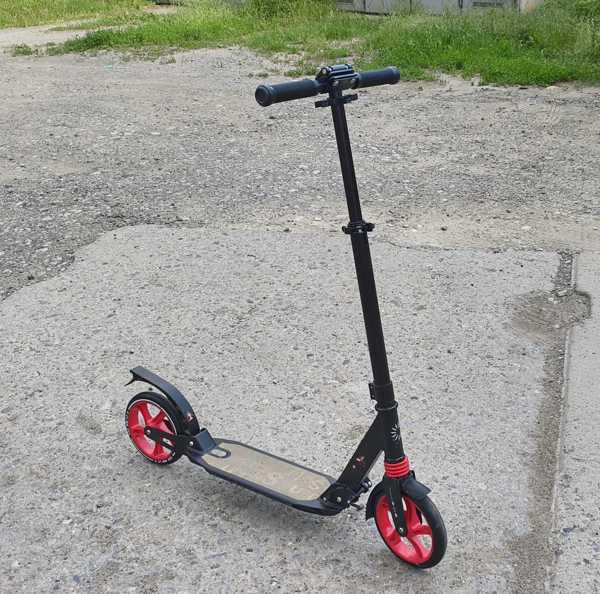 Urban scooter suncolor — идеальный транспорт для города! лёгкий, складной. подходит взрослым и детям от 5 лет. описание: выдерживает до 100 кг; два амортизатора — комфортно даже на неровном асфальте; руль регулируется по высоте: 84–106 см; широкие полиуретановые колёса (200 мм); антискользящая дека — ноги не соскользнут; задний наступающий тормоз (step‑on brake); есть подножка. - фотография - 2