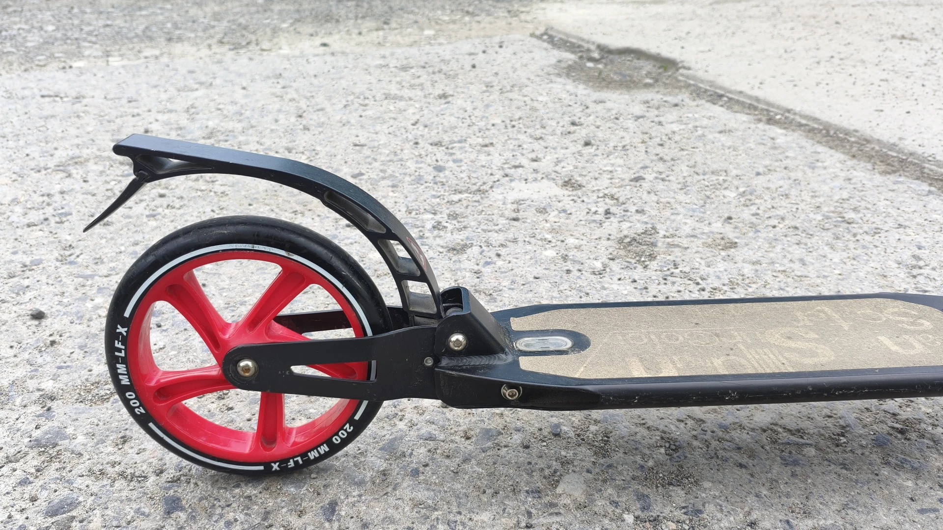 Urban scooter suncolor — идеальный транспорт для города! лёгкий, складной. подходит взрослым и детям от 5 лет. описание: выдерживает до 100 кг; два амортизатора — комфортно даже на неровном асфальте; руль регулируется по высоте: 84–106 см; широкие полиуретановые колёса (200 мм); антискользящая дека — ноги не соскользнут; задний наступающий тормоз (step‑on brake); есть подножка. - фотография - 3