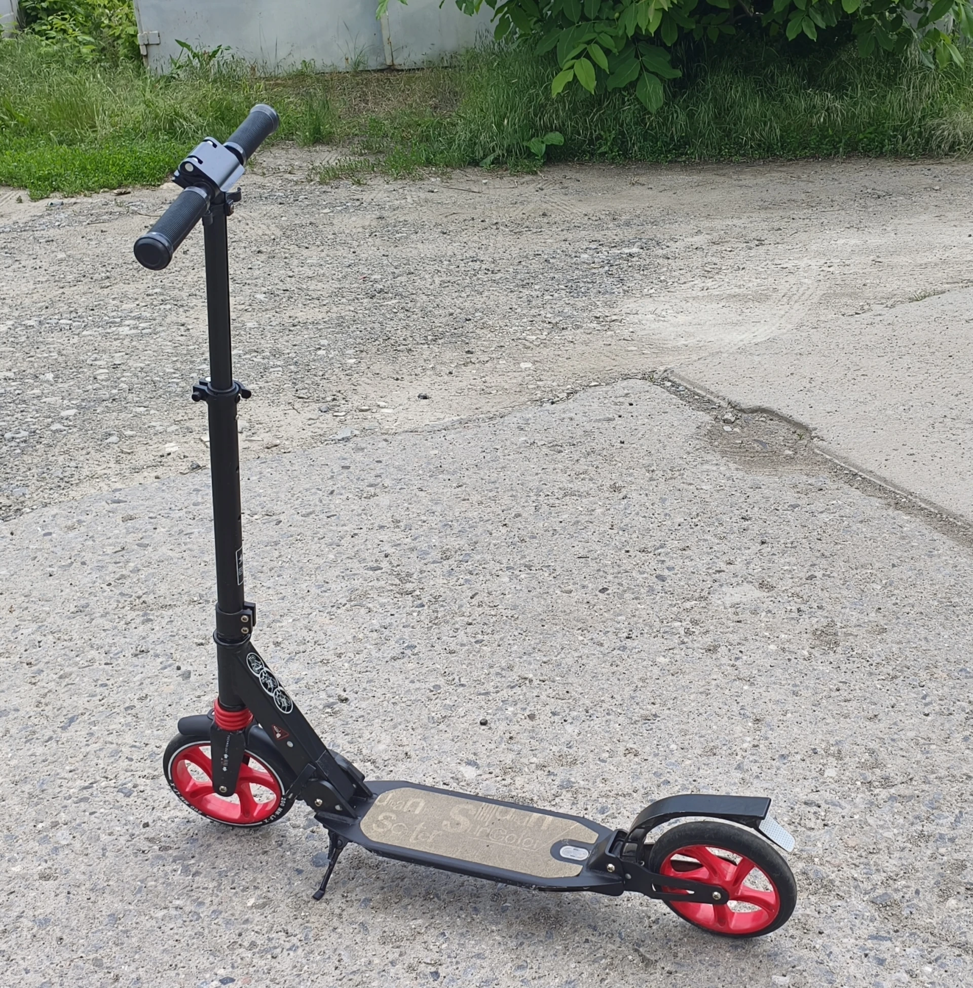 Urban scooter suncolor — идеальный транспорт для города! лёгкий, складной. подходит взрослым и детям от 5 лет. описание: выдерживает до 100 кг; два амортизатора — комфортно даже на неровном асфальте; руль регулируется по высоте: 84–106 см; широкие полиуретановые колёса (200 мм); антискользящая дека — ноги не соскользнут; задний наступающий тормоз (step‑on brake); есть подножка. - фотография - 1