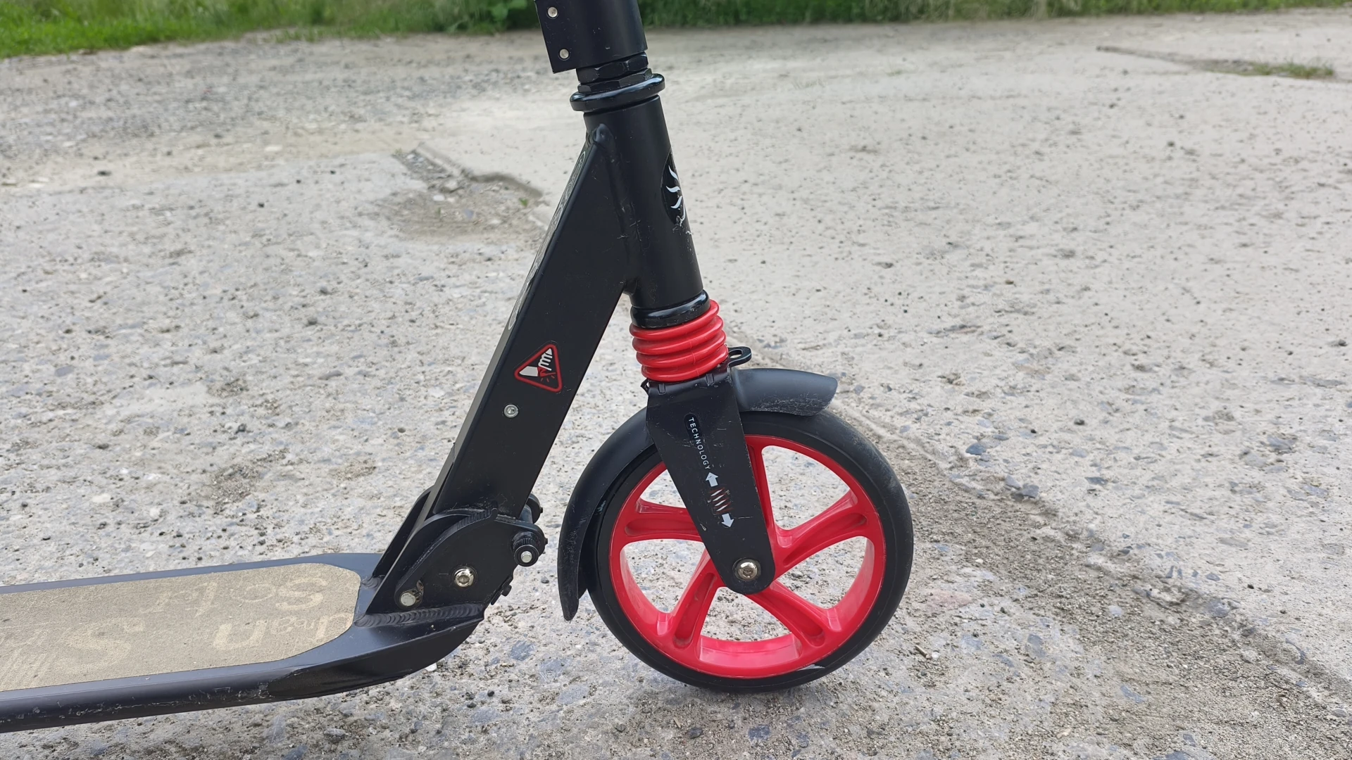 Urban scooter suncolor — идеальный транспорт для города! лёгкий, складной. подходит взрослым и детям от 5 лет. описание: выдерживает до 100 кг; два амортизатора — комфортно даже на неровном асфальте; руль регулируется по высоте: 84–106 см; широкие полиуретановые колёса (200 мм); антискользящая дека — ноги не соскользнут; задний наступающий тормоз (step‑on brake); есть подножка. - фотография - 4