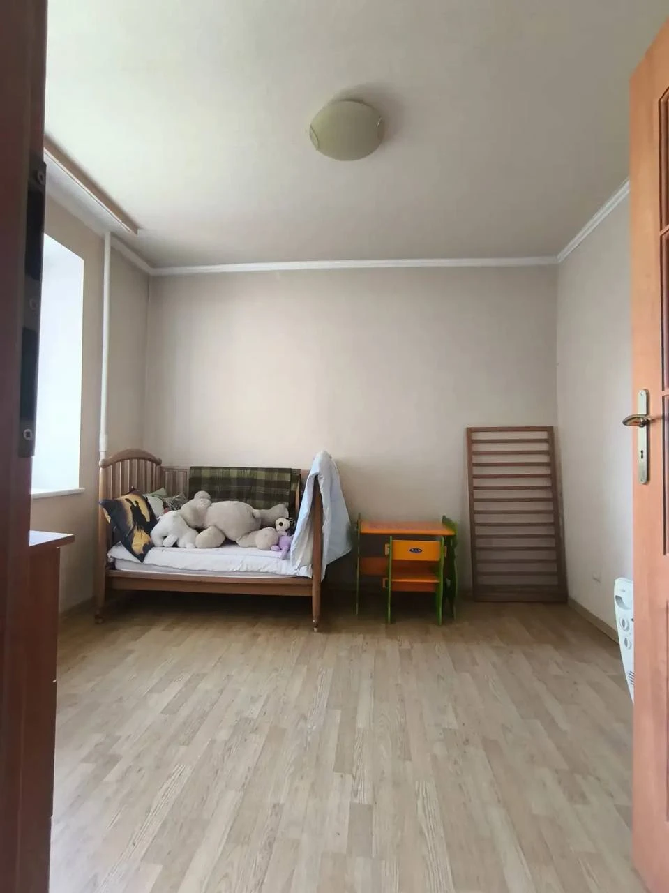 3к. квартира — калининский район, пр. ильича 22 общая площадь — 72 кв. м. этаж: 11/17 светлая и просторная квартира с тремя комнатами и кухней площадью 20 кв. м. лоджия добавляет уюта и возможности для отдыха. отличное расположение в калининском районе. — стоимость: **60 000 ₽** + коммунальные услуги. +7(949)105-35-35, виктория [записаться на просмотр]( [предложить объект]( - фотография - 5