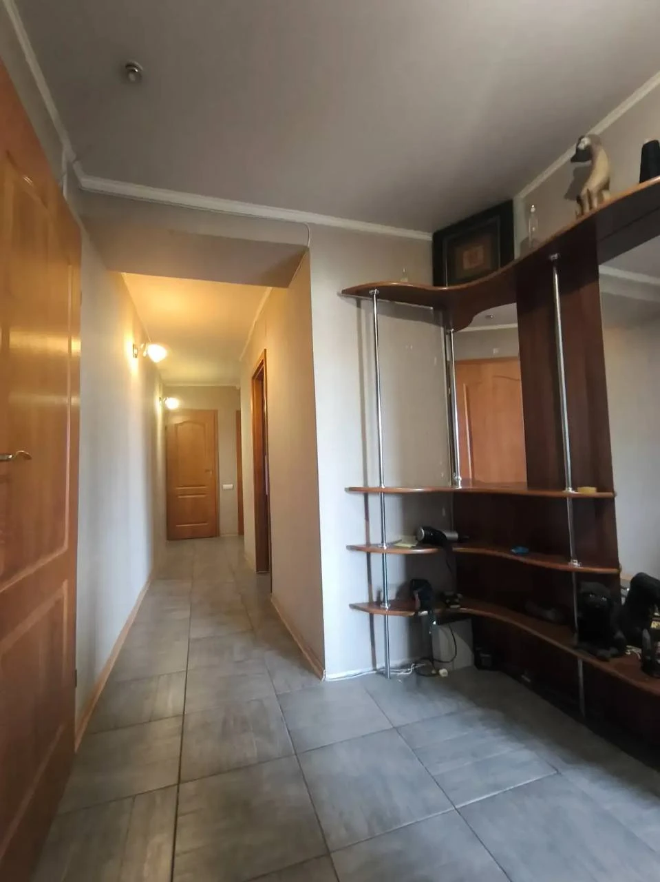 3к. квартира — калининский район, пр. ильича 22 общая площадь — 72 кв. м. этаж: 11/17 светлая и просторная квартира с тремя комнатами и кухней площадью 20 кв. м. лоджия добавляет уюта и возможности для отдыха. отличное расположение в калининском районе. — стоимость: **60 000 ₽** + коммунальные услуги. +7(949)105-35-35, виктория [записаться на просмотр]( [предложить объект]( - фотография - 8