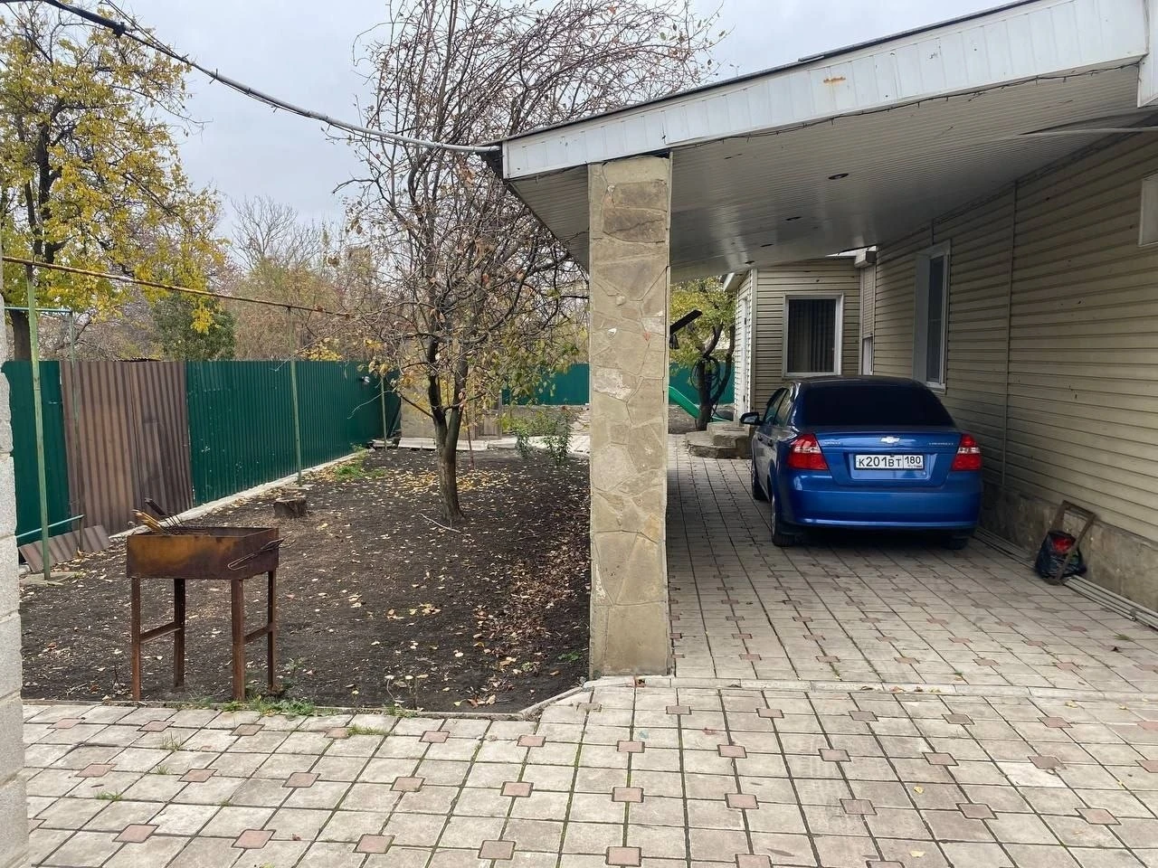 Дом — кировский район, донецк, остановка училище 22 текстильщик
Общая площадь — 110 кв. М.
Просторный дом с качественным евроремонтом, полностью меблирован и оборудован современной техникой. Все коммуникации подключены: газ, свет, вода, автономное отопление. Участок 6 соток ухоженный, с плодоносящим садом и зоной отдыха.
Тихий, спокойный жилой район с развитой инфраструктурой — рядом школа, детский сад, магазины, рынок, остановка общественного транспорта. Идеальный вариант для семьи, подходит для круглогодичного проживания. Вода в доме и на улице из собственной скважины. Документы готовы к сделке.
— Стоимость: **5 500 000 ₽**
+7(949)105-35-35, Виктория
(
( - фотография - 2