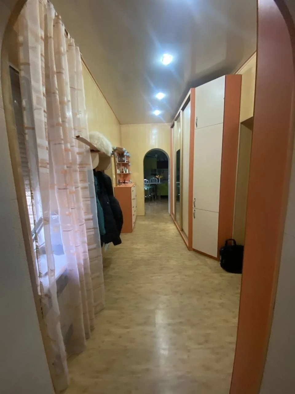 Дом — кировский район, донецк, остановка училище 22 текстильщик
Общая площадь — 110 кв. М.
Просторный дом с качественным евроремонтом, полностью меблирован и оборудован современной техникой. Все коммуникации подключены: газ, свет, вода, автономное отопление. Участок 6 соток ухоженный, с плодоносящим садом и зоной отдыха.
Тихий, спокойный жилой район с развитой инфраструктурой — рядом школа, детский сад, магазины, рынок, остановка общественного транспорта. Идеальный вариант для семьи, подходит для круглогодичного проживания. Вода в доме и на улице из собственной скважины. Документы готовы к сделке.
— Стоимость: **5 500 000 ₽**
+7(949)105-35-35, Виктория
(
( - фотография - 1