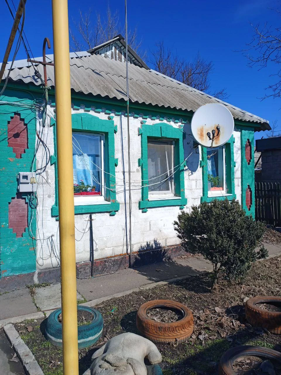 Действующий дом — будённовский район, ул. Крепильщиков

Описание: предлагается к продаже отдельно стоящий дом на автовазе, выполненный из шлакоблока. В доме есть газ, вода и канализация (яма). Удобное расположение рядом со школой, садиком, магазином и банком. В шаговой доступности остановка. Также имеется гараж и участок площадью 4 сотки (не приватизированный).

— Стоимость: **~~6 500 000 ₽~~** (торг уместен).
Новая цена: **4 500 000 ₽
**
+7(949)105-35-35, Виктория

(
( - фотография - 1