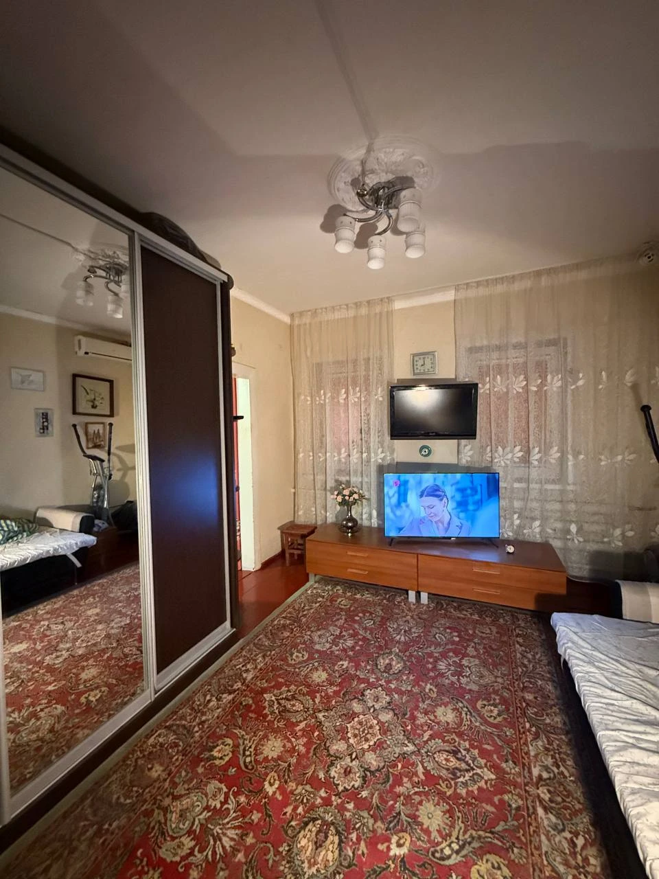 Продается дом — ленинский район, улица ясногорская, боссе

Общая площадь — 50 кв. М.

Продается дом с удобствами: яма, вода в доме, газ. Участок площадью 4 соток.

**— Стоимость: 6 000 000 ₽ торг**

+7(949)105-35-35, Виктория

(
( - фотография - 6