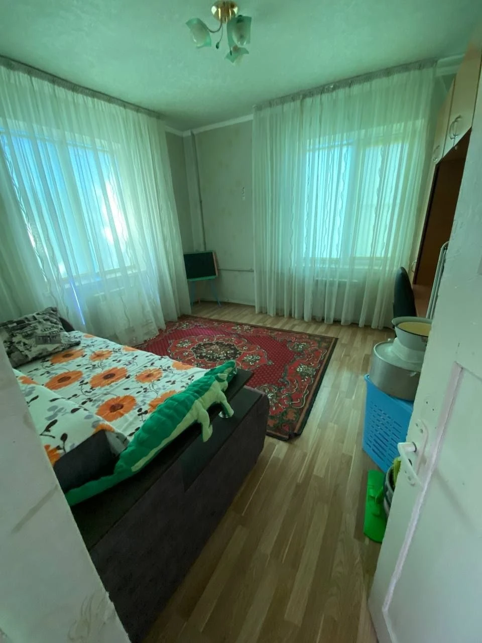 2К. Квартира — кировский район, мкрн. Солнечный
Этаж: 1/2
В квартире большие комнаты, колонка, вода по графику. Также имеется приусадебный участок. Рядом оптовая база, магазины и остановки — всё в пешей доступности. Срочная продажа, документы готовы.
— Стоимость: **3 500 000 ₽** + торг реальному покупателю.
+7(949)105-35-35, Виктория
(
( - фотография - 5