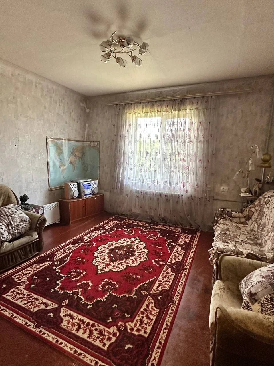 2К. Квартира — кировский район, мкрн. Солнечный
Этаж: 1/2
В квартире большие комнаты, колонка, вода по графику. Также имеется приусадебный участок. Рядом оптовая база, магазины и остановки — всё в пешей доступности. Срочная продажа, документы готовы.
— Стоимость: **3 500 000 ₽** + торг реальному покупателю.
+7(949)105-35-35, Виктория
(
( - фотография - 2