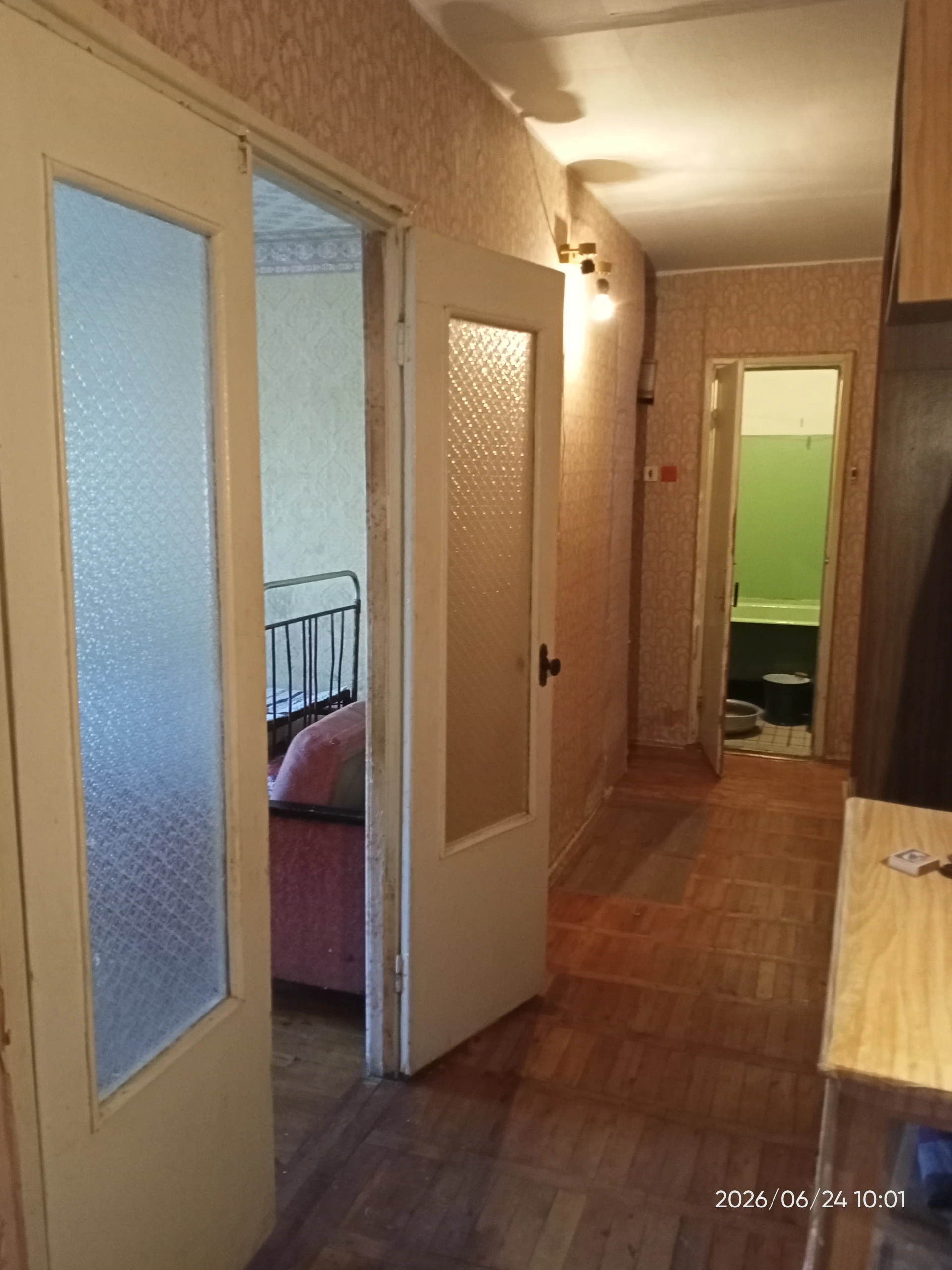 Продам 2-х комнатную квартиру снежное ул заводская (ориентир химмаш, черемушки, новая автостанция). Цена 2 000 000 руб. Расположение 1/9 панельного дома, не угловая, распашонка. Общая площадь 54,9м2, жилая -29,4, кухня 7,3м2. Есть лоджия 2м2, подвал на лоджии с проведенным светом, кладовая. Окна деревянные советские, отопления нет, счетчики на воду установлены новые. Квартира просторная, прохладная летом, но требует ремонта. Зарегистрирована в рос кадастре. Долгов нет, прописанных людей нет. Дом, двор ухоженные, магазины и автостанция рядом. Собственник. +7(949)371-13-88 наталья - фотография - 7