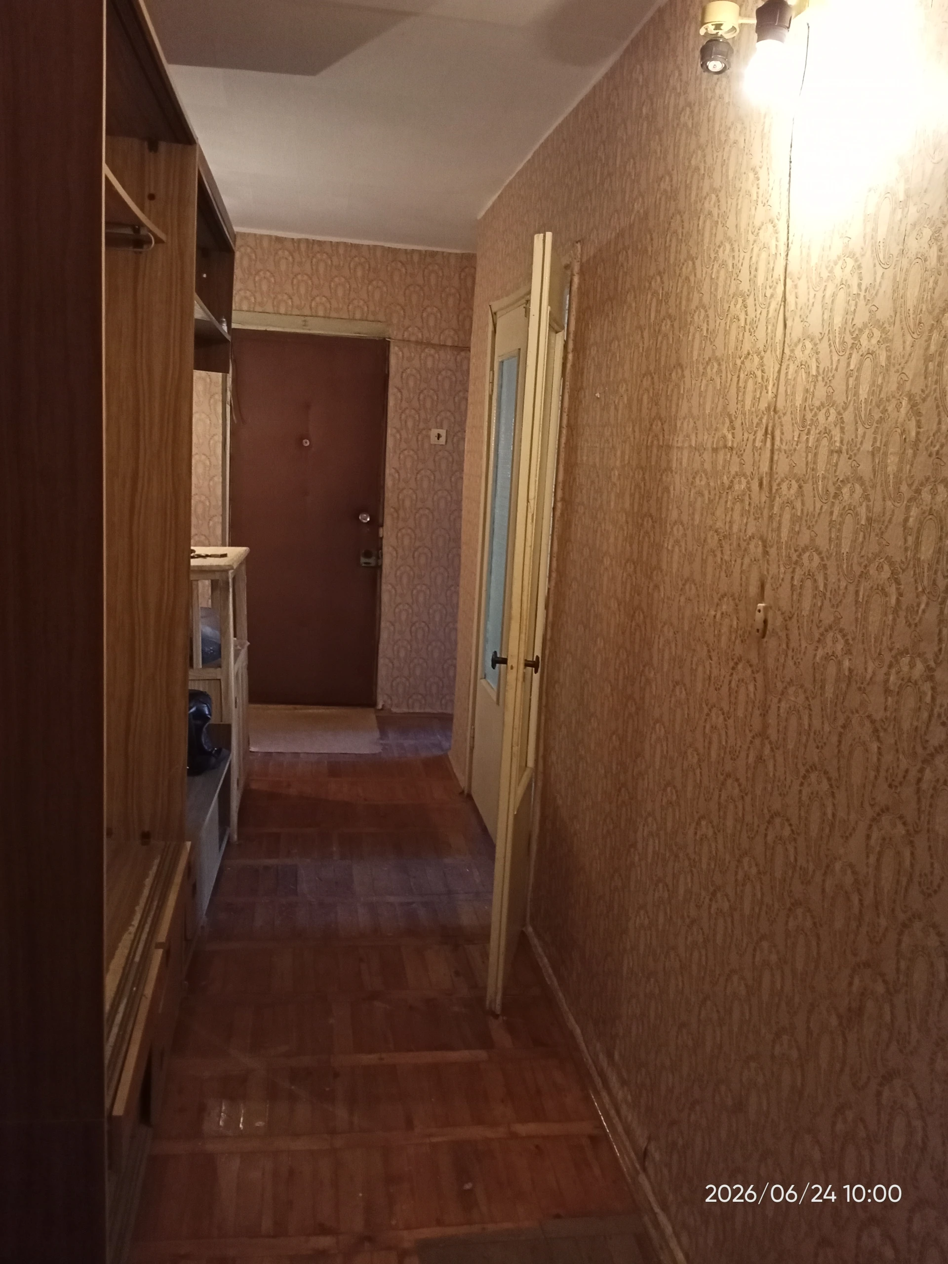 Продам 2-х комнатную квартиру снежное ул заводская (ориентир химмаш, черемушки, новая автостанция). Цена 2 000 000 руб. Расположение 1/9 панельного дома, не угловая, распашонка. Общая площадь 54,9м2, жилая -29,4, кухня 7,3м2. Есть лоджия 2м2, подвал на лоджии с проведенным светом, кладовая. Окна деревянные советские, отопления нет, счетчики на воду установлены новые. Квартира просторная, прохладная летом, но требует ремонта. Зарегистрирована в рос кадастре. Долгов нет, прописанных людей нет. Дом, двор ухоженные, магазины и автостанция рядом. Собственник. +7(949)371-13-88 наталья - фотография - 6
