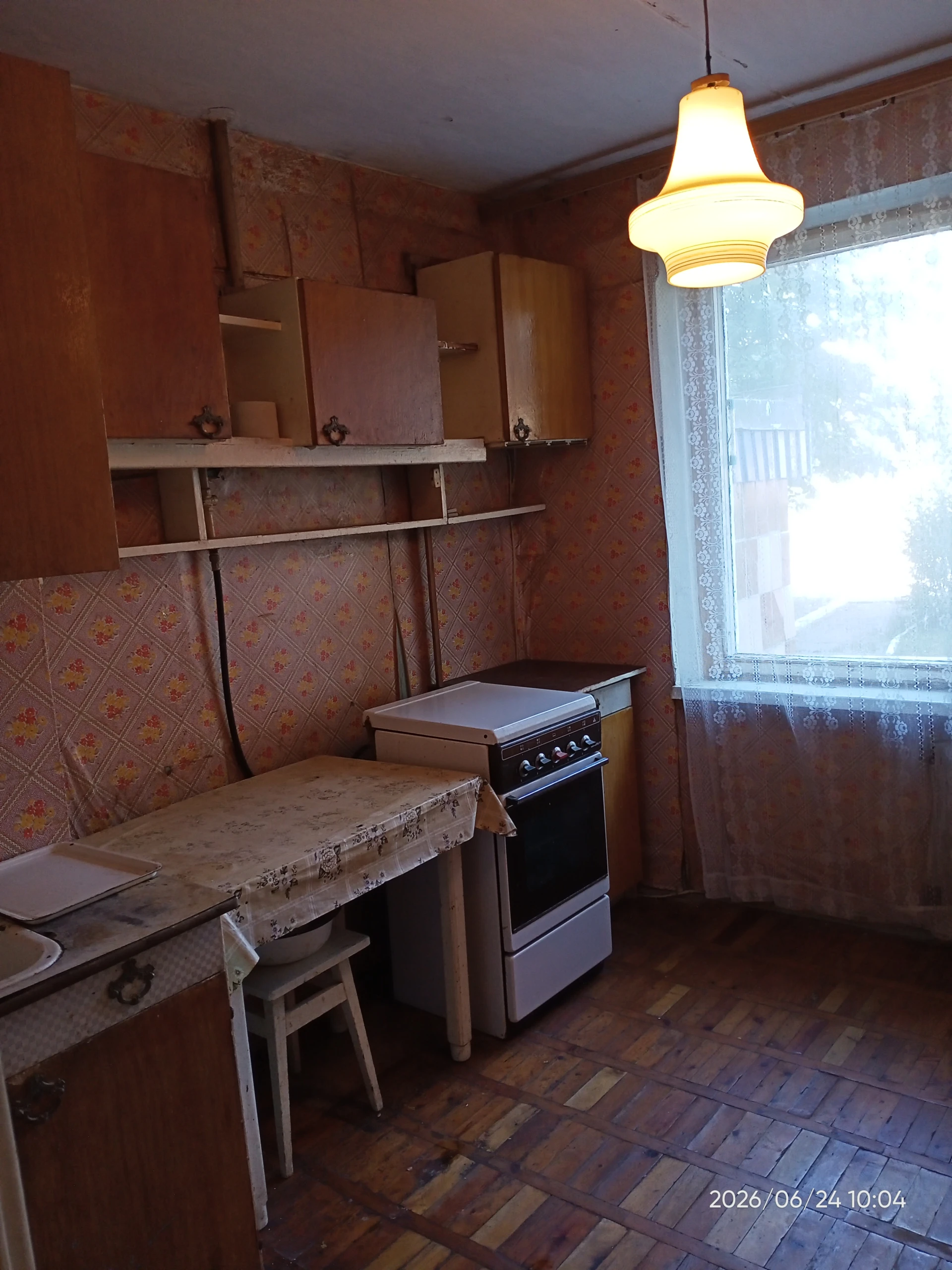Продам 2-х комнатную квартиру снежное ул заводская (ориентир химмаш, черемушки, новая автостанция). Цена 2 000 000 руб. Расположение 1/9 панельного дома, не угловая, распашонка. Общая площадь 54,9м2, жилая -29,4, кухня 7,3м2. Есть лоджия 2м2, подвал на лоджии с проведенным светом, кладовая. Окна деревянные советские, отопления нет, счетчики на воду установлены новые. Квартира просторная, прохладная летом, но требует ремонта. Зарегистрирована в рос кадастре. Долгов нет, прописанных людей нет. Дом, двор ухоженные, магазины и автостанция рядом. Собственник. +7(949)371-13-88 наталья - фотография - 11