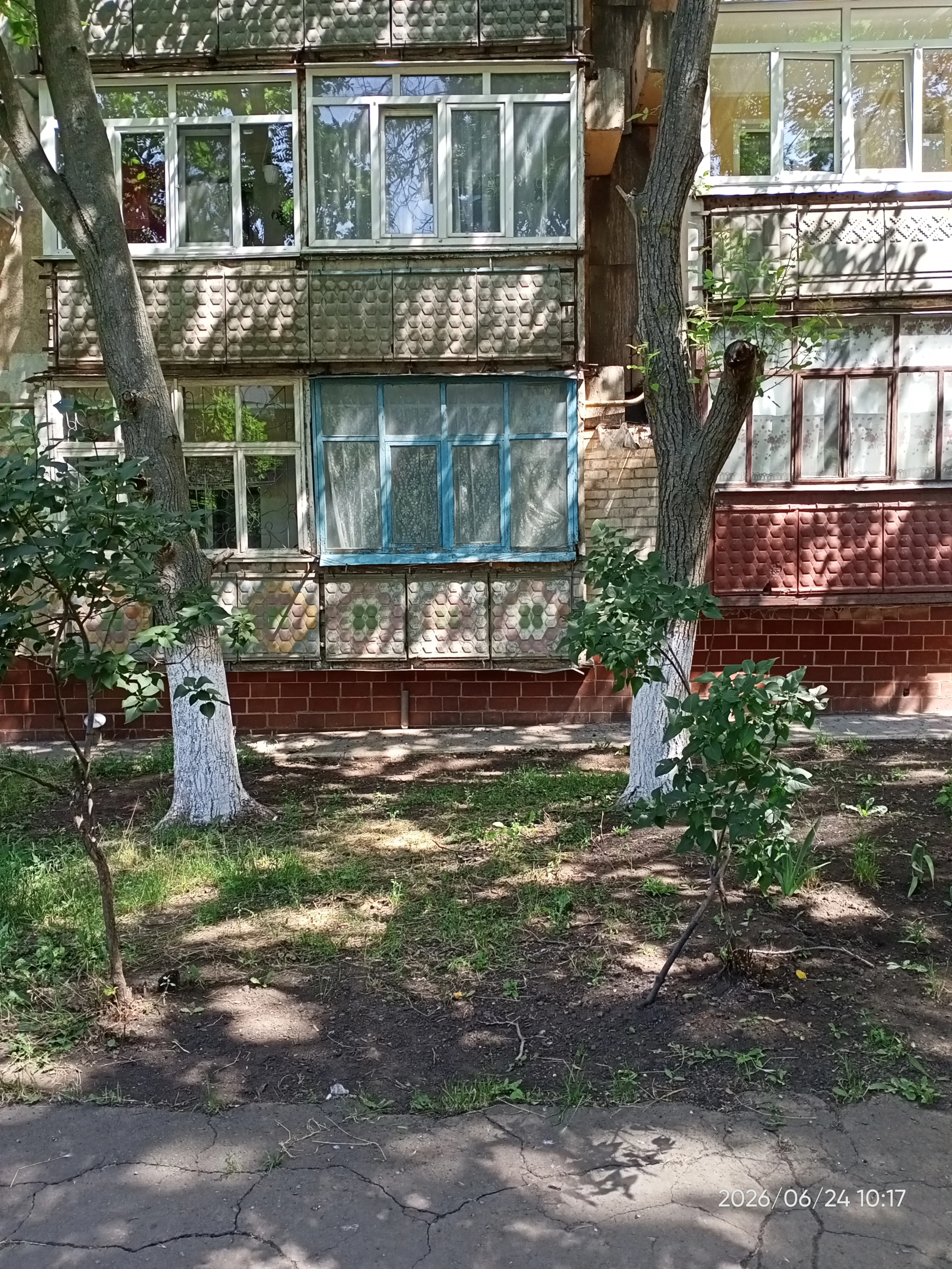 Продам 2-х комнатную квартиру снежное ул заводская (ориентир химмаш, черемушки, новая автостанция). Цена 2 000 000 руб. Расположение 1/9 панельного дома, не угловая, распашонка. Общая площадь 54,9м2, жилая -29,4, кухня 7,3м2. Есть лоджия 2м2, подвал на лоджии с проведенным светом, кладовая. Окна деревянные советские, отопления нет, счетчики на воду установлены новые. Квартира просторная, прохладная летом, но требует ремонта. Зарегистрирована в рос кадастре. Долгов нет, прописанных людей нет. Дом, двор ухоженные, магазины и автостанция рядом. Собственник. +7(949)371-13-88 наталья - фотография - 13