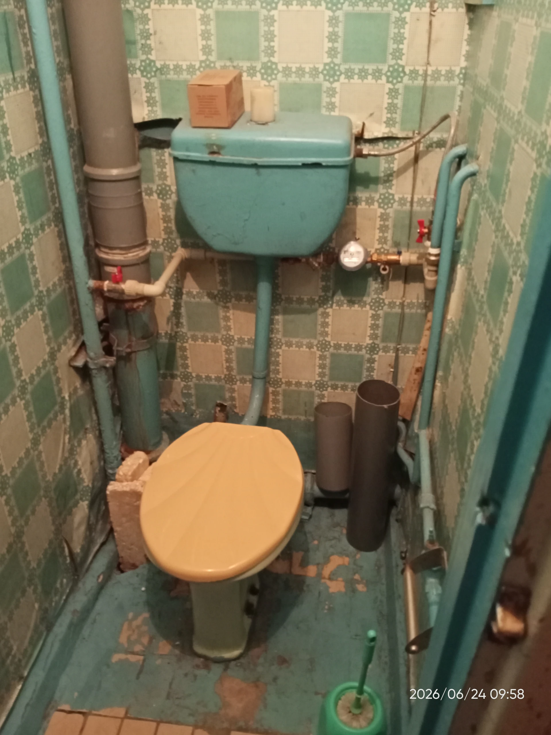 Продам 2-х комнатную квартиру снежное ул заводская (ориентир химмаш, черемушки, новая автостанция). Цена 2 000 000 руб. Расположение 1/9 панельного дома, не угловая, распашонка. Общая площадь 54,9м2, жилая -29,4, кухня 7,3м2. Есть лоджия 2м2, подвал на лоджии с проведенным светом, кладовая. Окна деревянные советские, отопления нет, счетчики на воду установлены новые. Квартира просторная, прохладная летом, но требует ремонта. Зарегистрирована в рос кадастре. Долгов нет, прописанных людей нет. Дом, двор ухоженные, магазины и автостанция рядом. Собственник. +7(949)371-13-88 наталья - фотография - 5