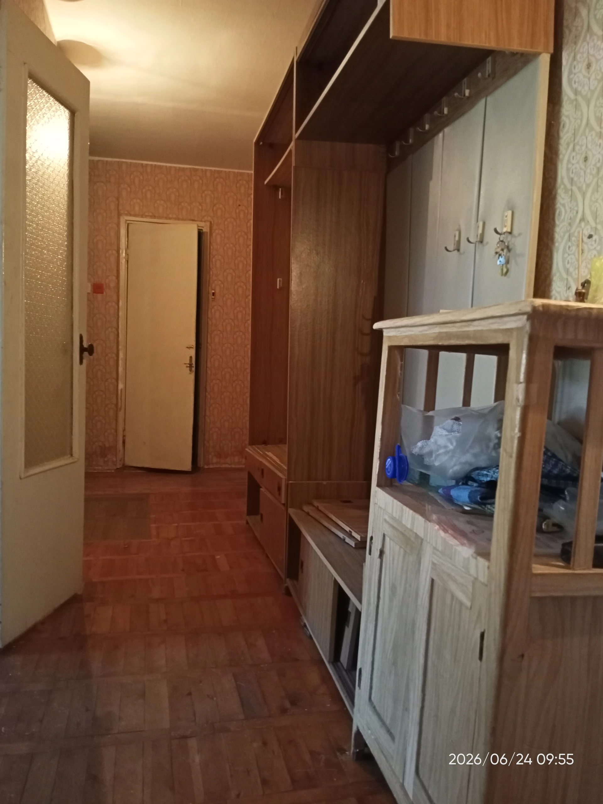 Продам 2-х комнатную квартиру снежное ул заводская (ориентир химмаш, черемушки, новая автостанция). Цена 2 000 000 руб. Расположение 1/9 панельного дома, не угловая, распашонка. Общая площадь 54,9м2, жилая -29,4, кухня 7,3м2. Есть лоджия 2м2, подвал на лоджии с проведенным светом, кладовая. Окна деревянные советские, отопления нет, счетчики на воду установлены новые. Квартира просторная, прохладная летом, но требует ремонта. Зарегистрирована в рос кадастре. Долгов нет, прописанных людей нет. Дом, двор ухоженные, магазины и автостанция рядом. Собственник. +7(949)371-13-88 наталья - фотография - 3