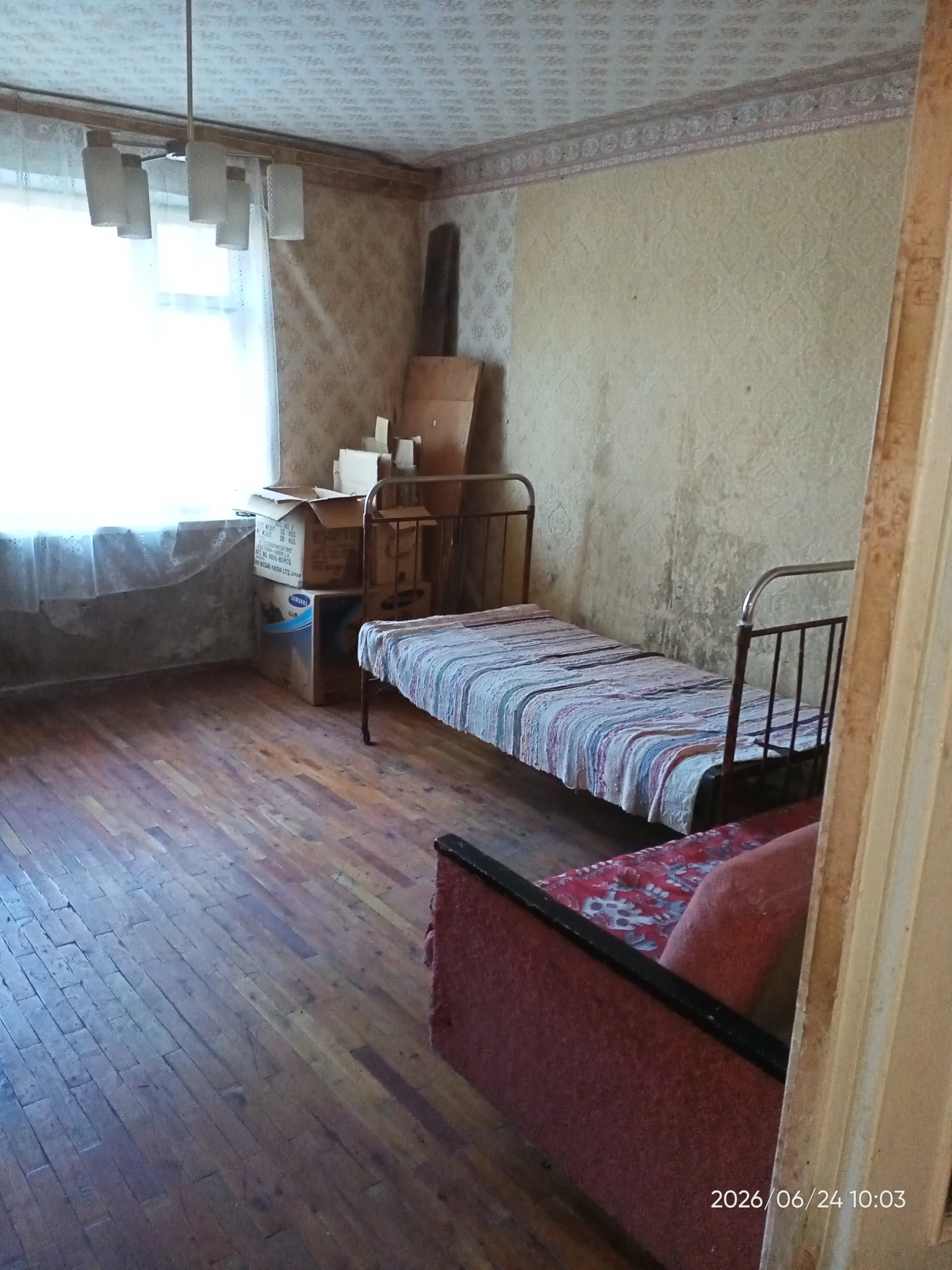 Продам 2-х комнатную квартиру снежное ул заводская (ориентир химмаш, черемушки, новая автостанция). Цена 2 000 000 руб. Расположение 1/9 панельного дома, не угловая, распашонка. Общая площадь 54,9м2, жилая -29,4, кухня 7,3м2. Есть лоджия 2м2, подвал на лоджии с проведенным светом, кладовая. Окна деревянные советские, отопления нет, счетчики на воду установлены новые. Квартира просторная, прохладная летом, но требует ремонта. Зарегистрирована в рос кадастре. Долгов нет, прописанных людей нет. Дом, двор ухоженные, магазины и автостанция рядом. Собственник. +7(949)371-13-88 наталья - фотография - 8