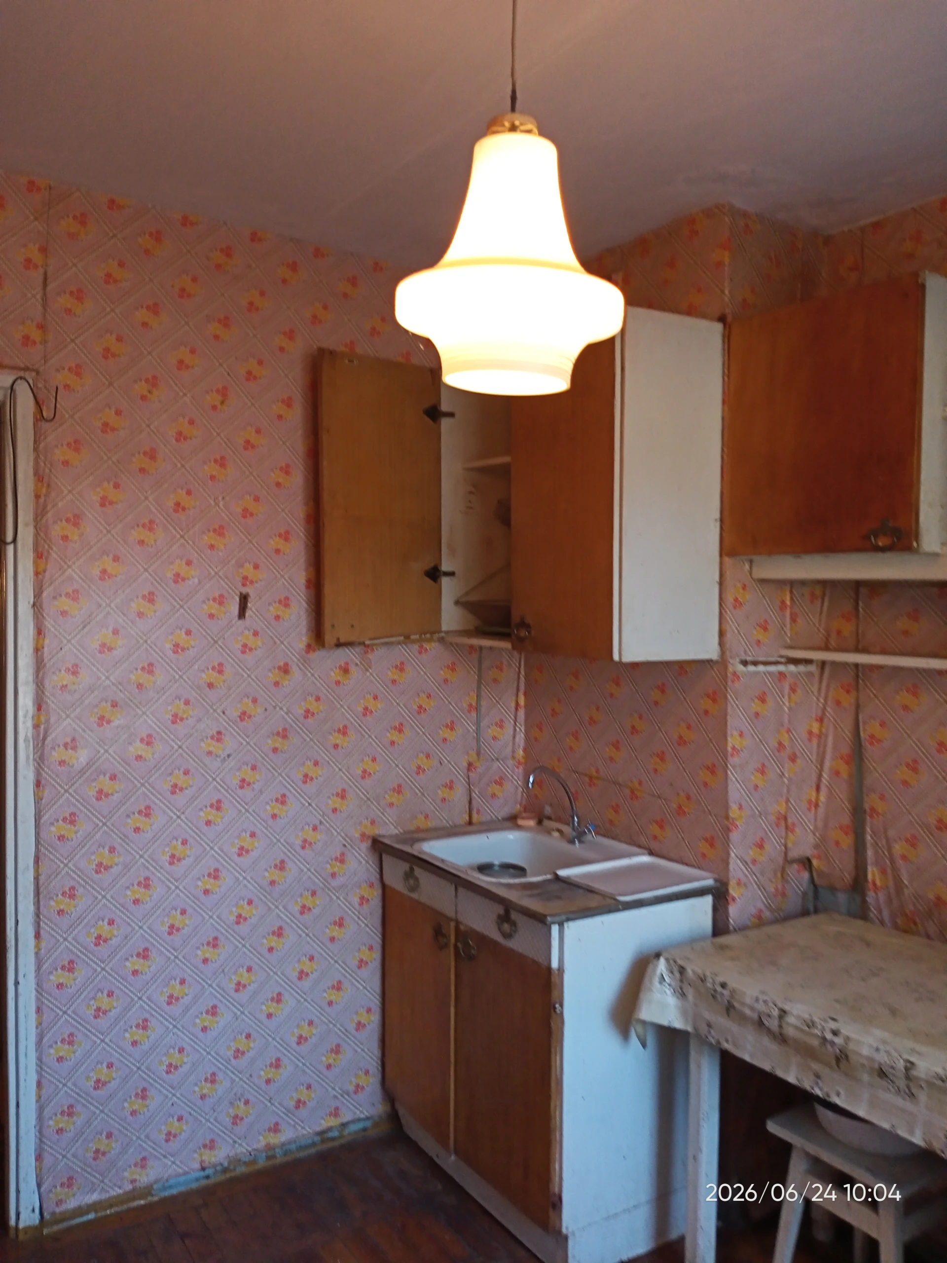 Продам 2-х комнатную квартиру снежное ул заводская (ориентир химмаш, черемушки, новая автостанция). Цена 2 000 000 руб. Расположение 1/9 панельного дома, не угловая, распашонка. Общая площадь 54,9м2, жилая -29,4, кухня 7,3м2. Есть лоджия 2м2, подвал на лоджии с проведенным светом, кладовая. Окна деревянные советские, отопления нет, счетчики на воду установлены новые. Квартира просторная, прохладная летом, но требует ремонта. Зарегистрирована в рос кадастре. Долгов нет, прописанных людей нет. Дом, двор ухоженные, магазины и автостанция рядом. Собственник. +7(949)371-13-88 наталья - фотография - 10